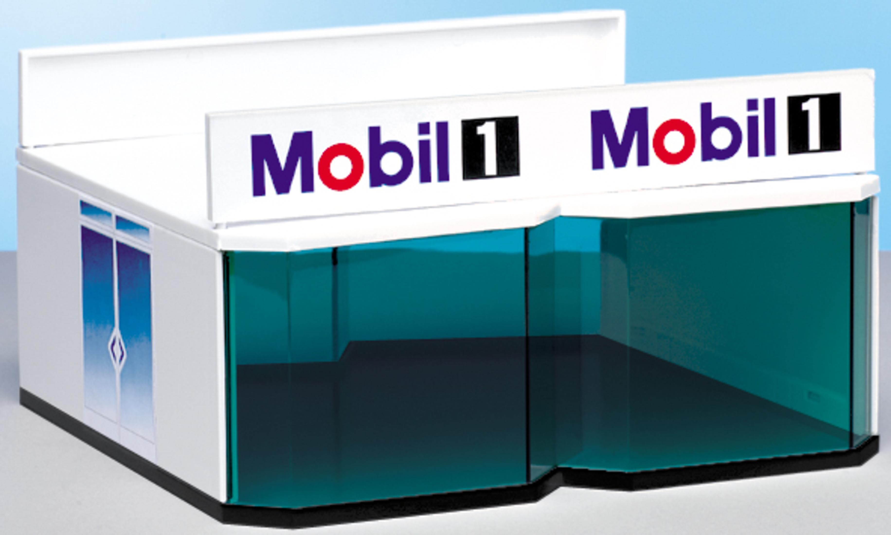 Weiße Mobil 1-Fassade. Blaue Fenster, Mobil 1-Logo und weißes Dach.