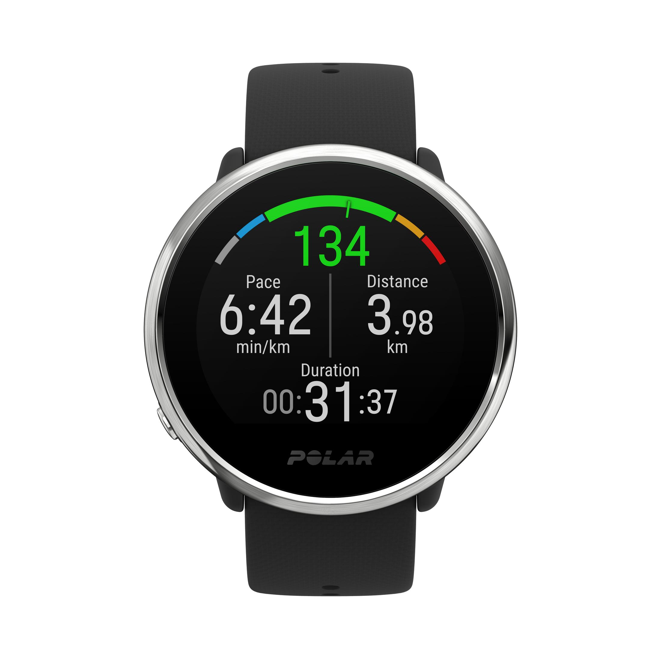 Eine schwarze Polar Smartwatch, die Tempo, Distanz und Dauer anzeigt, auf weißem Hintergrund.