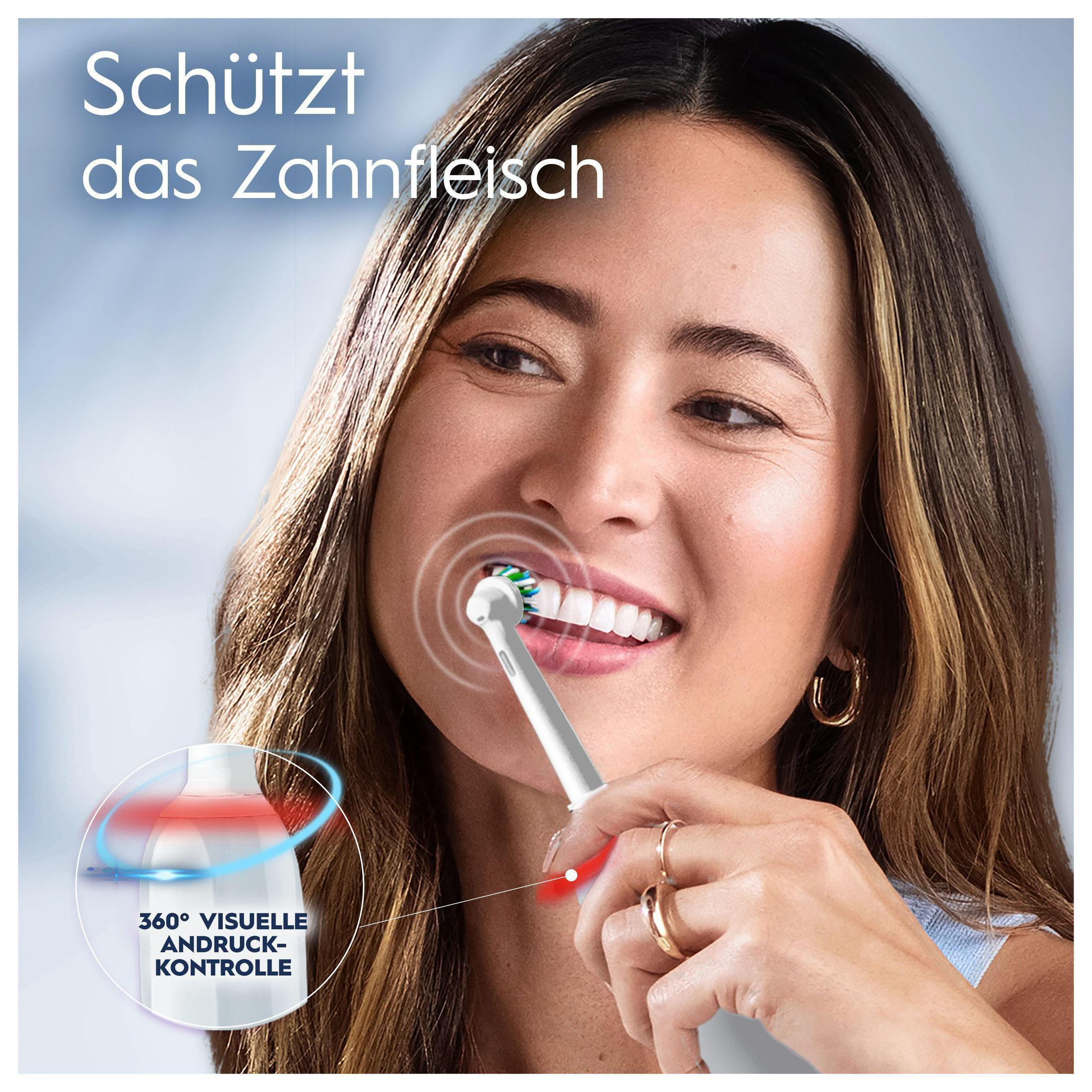 Donna che si lava i denti con uno spazzolino elettrico Oral-B.