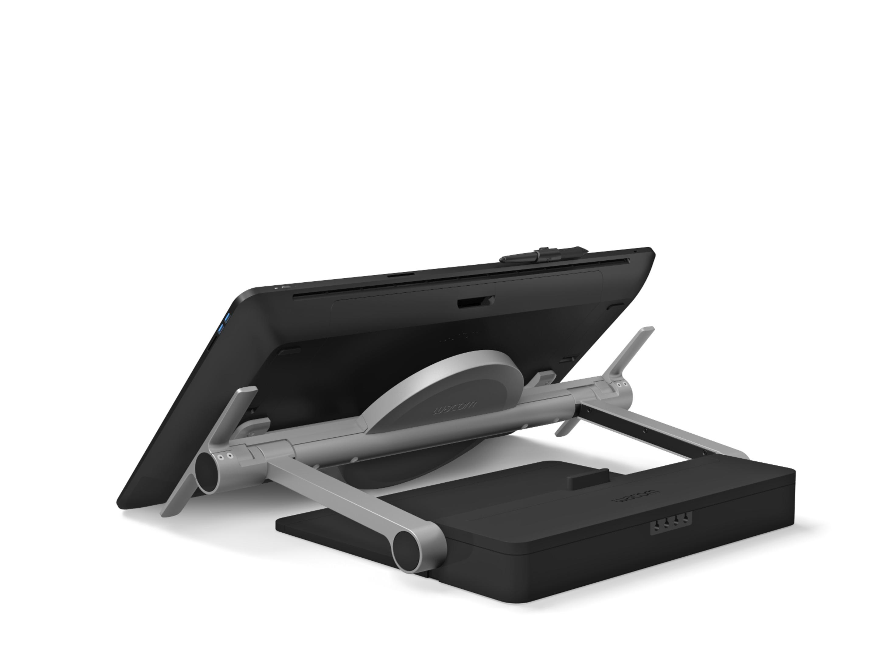 Un tablet nero su un supporto. Il supporto è argentato e la base nera, su sfondo bianco.