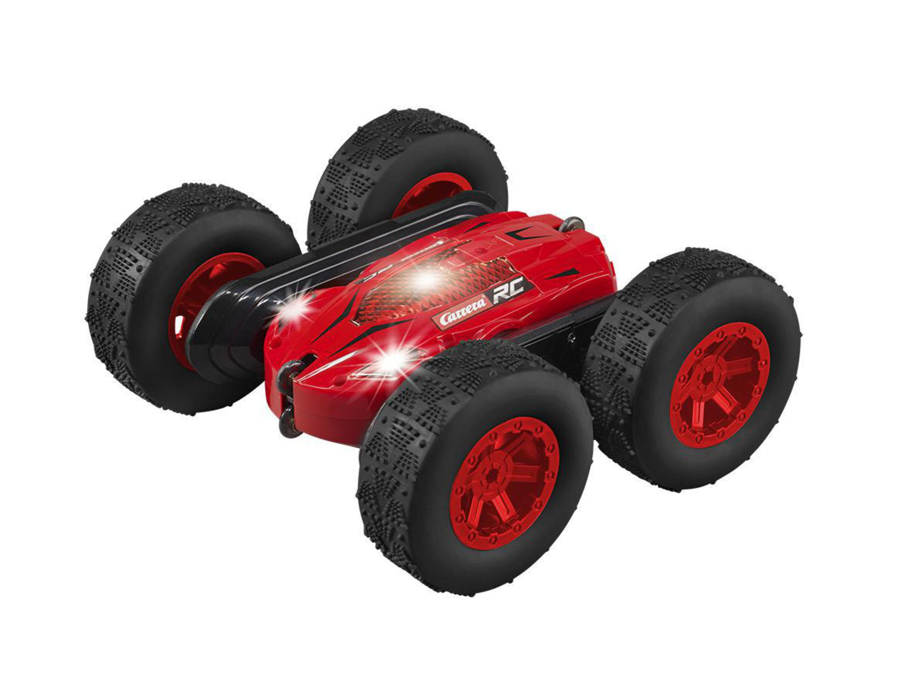 Ein rotes ferngesteuertes Auto auf weißem Hintergrund. Das Auto hat große schwarze Räder.