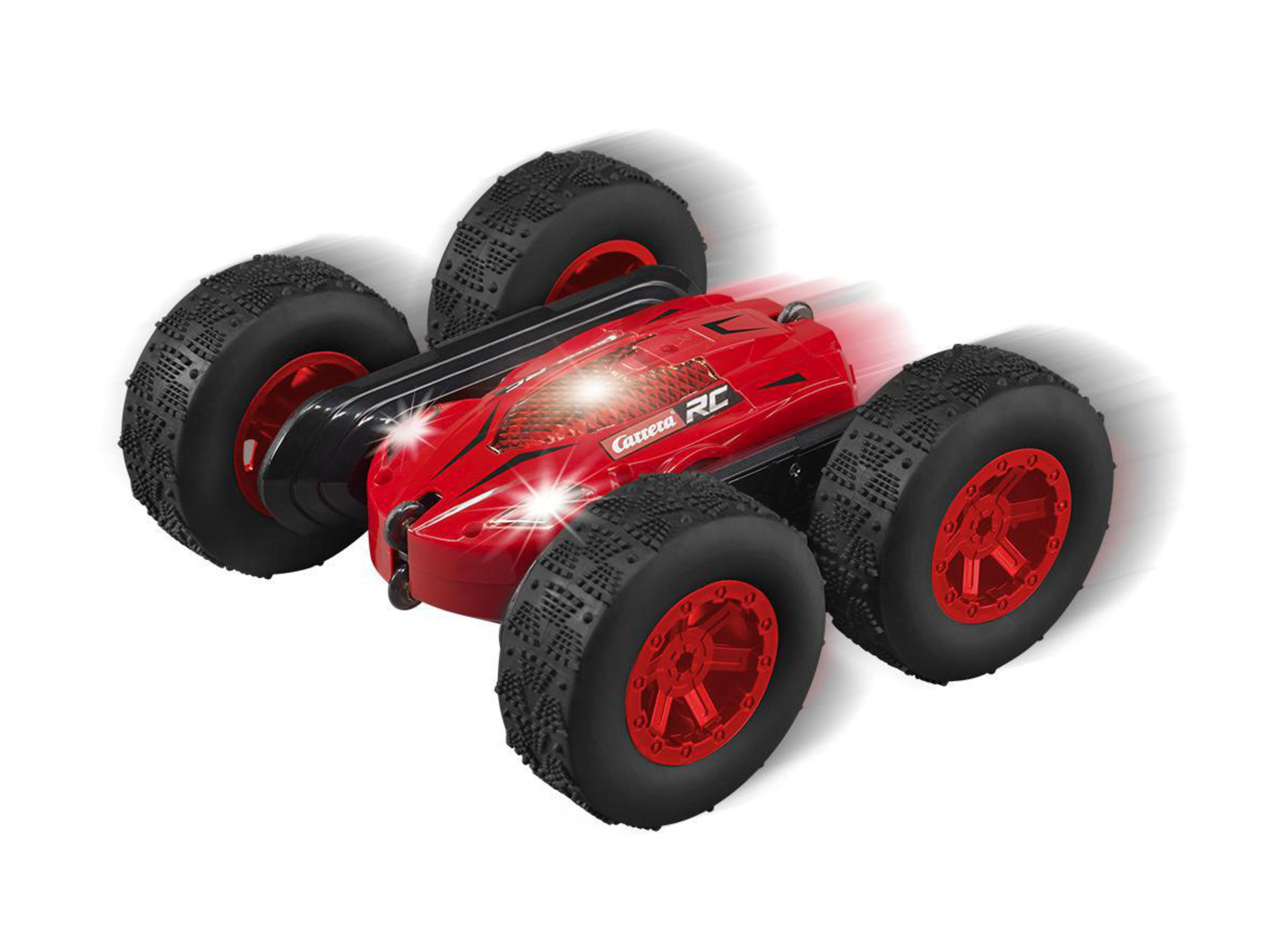 Ein rotes Carrera RC-Auto mit vier Rädern in Bewegung, auf weißem Hintergrund.
