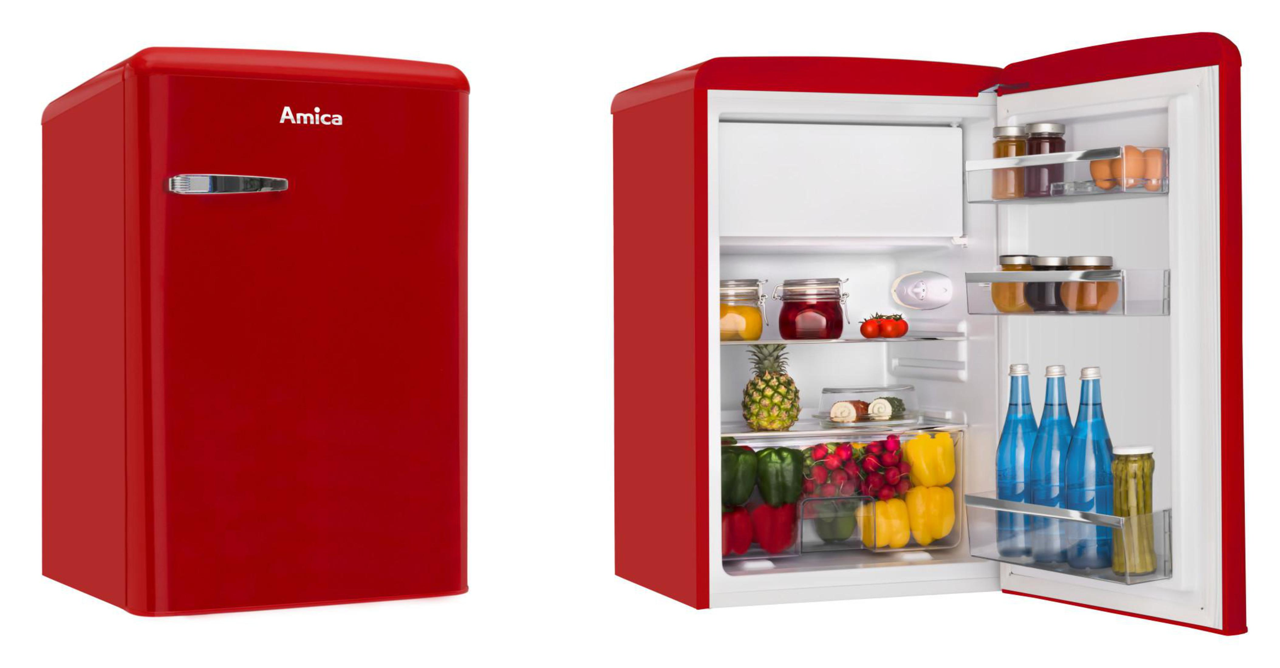 Roter Amica Mini-Kühlschrank, geschlossen und offen. Innen Regale, Gläser, Flaschen mit Essen.