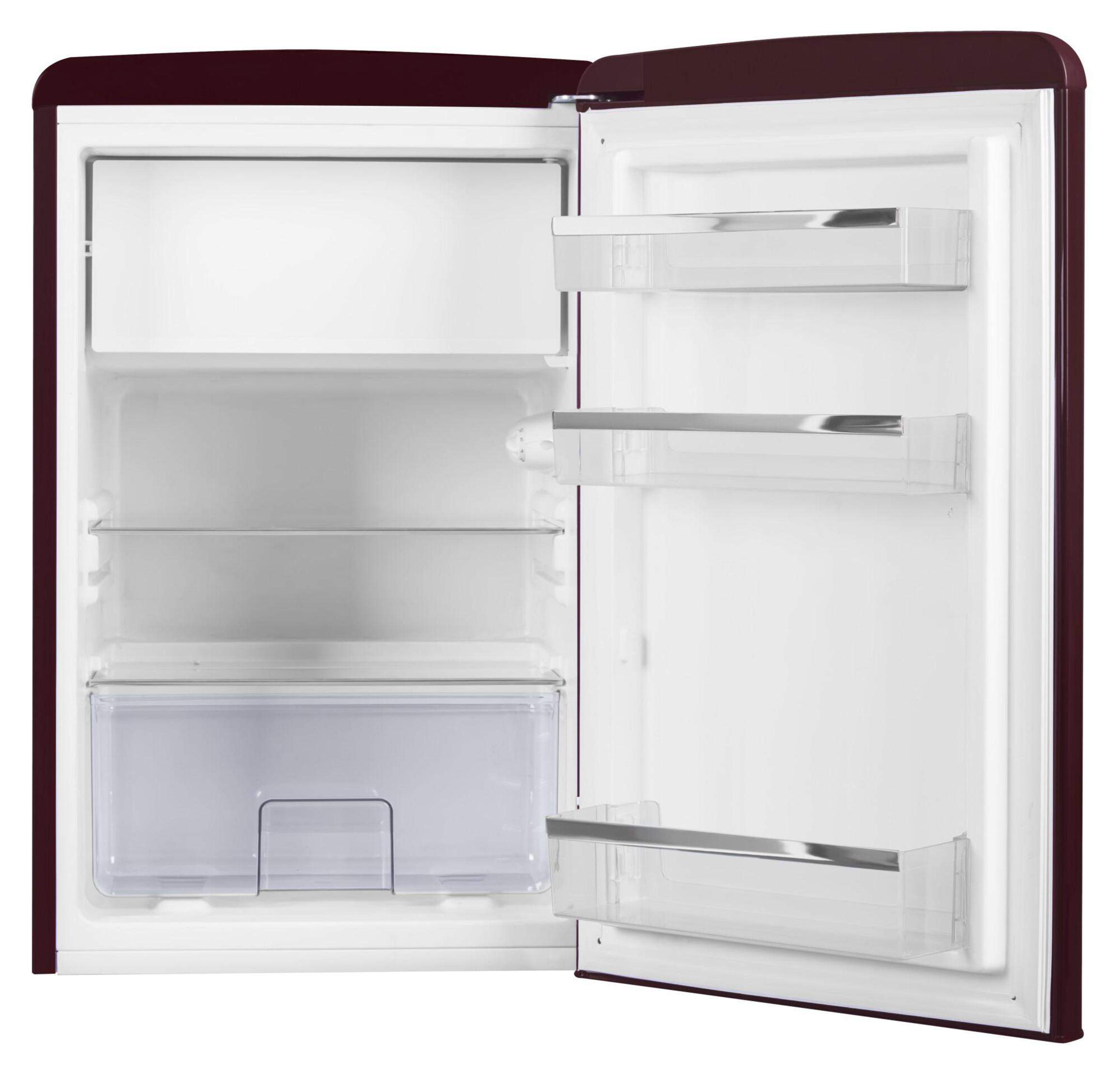 Offener Kühlschrank, leer, mit Regalen und Schublade. Dunkelrote Tür.