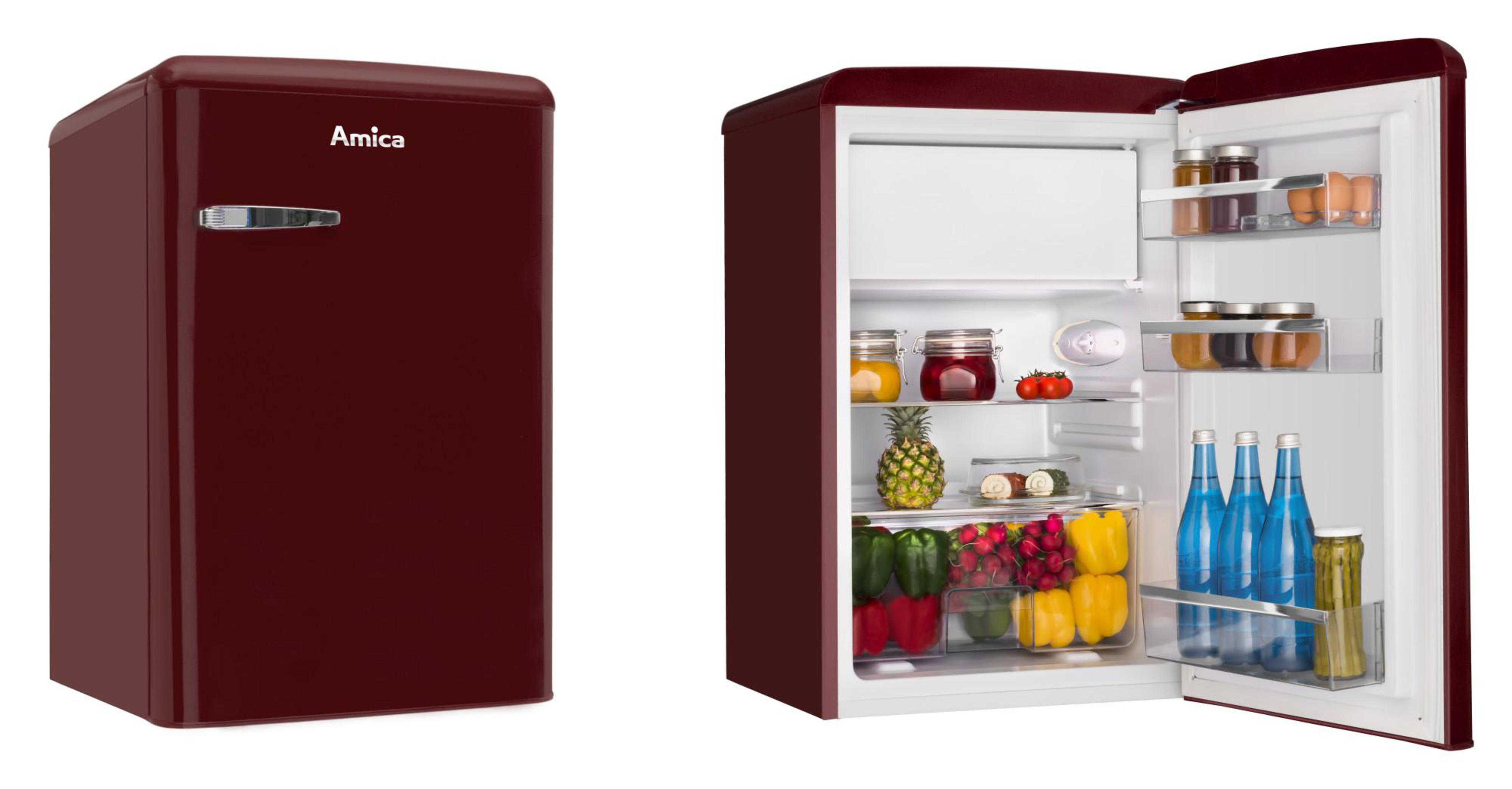 Roter Retro-Minikühlschrank, geschlossen und offen, mit Regalen mit Lebensmitteln, Getränken und Ananas.