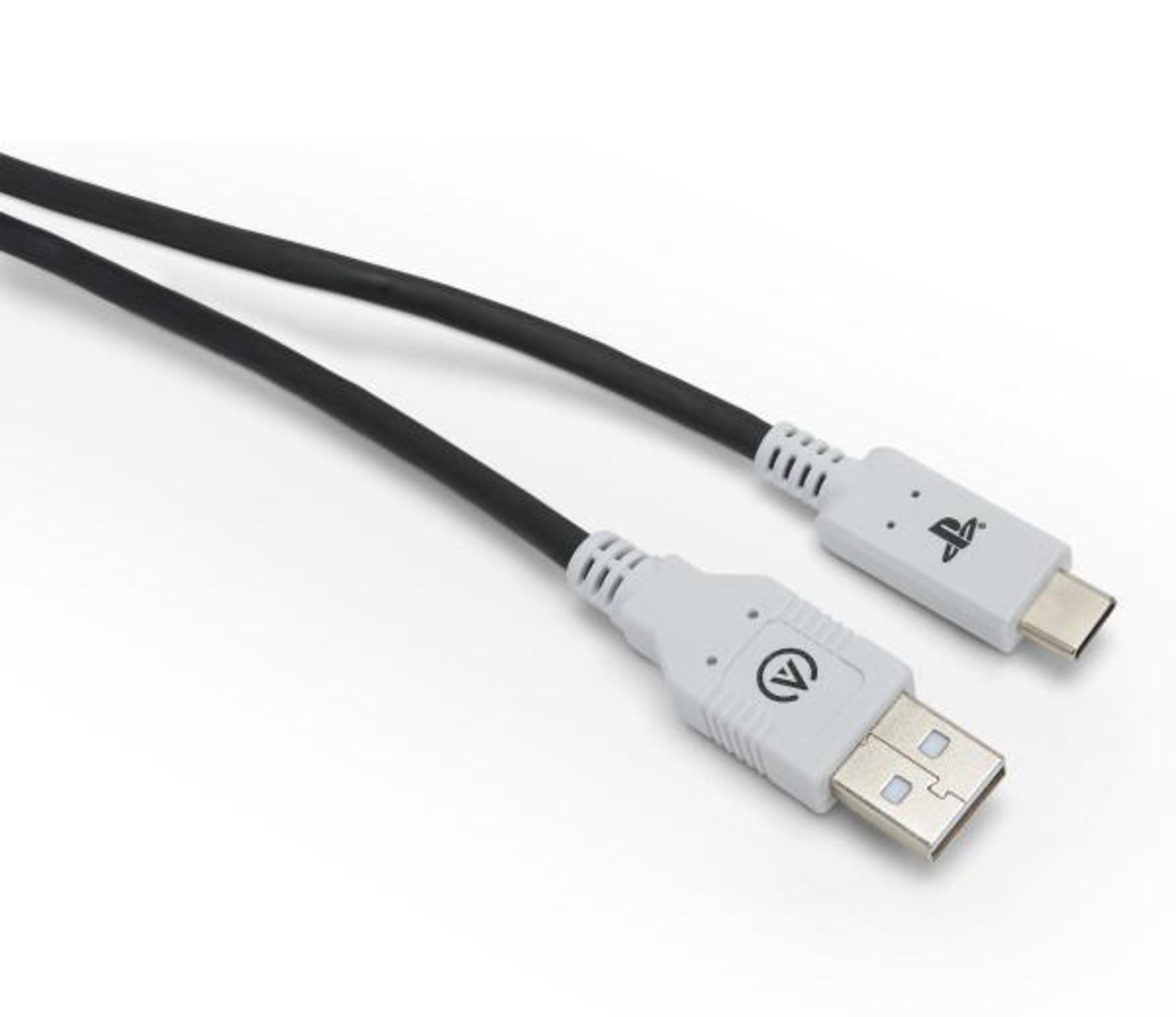 Cable USB-C a USB en blanco y negro, con el logo de Playstation y USB en los conectores.