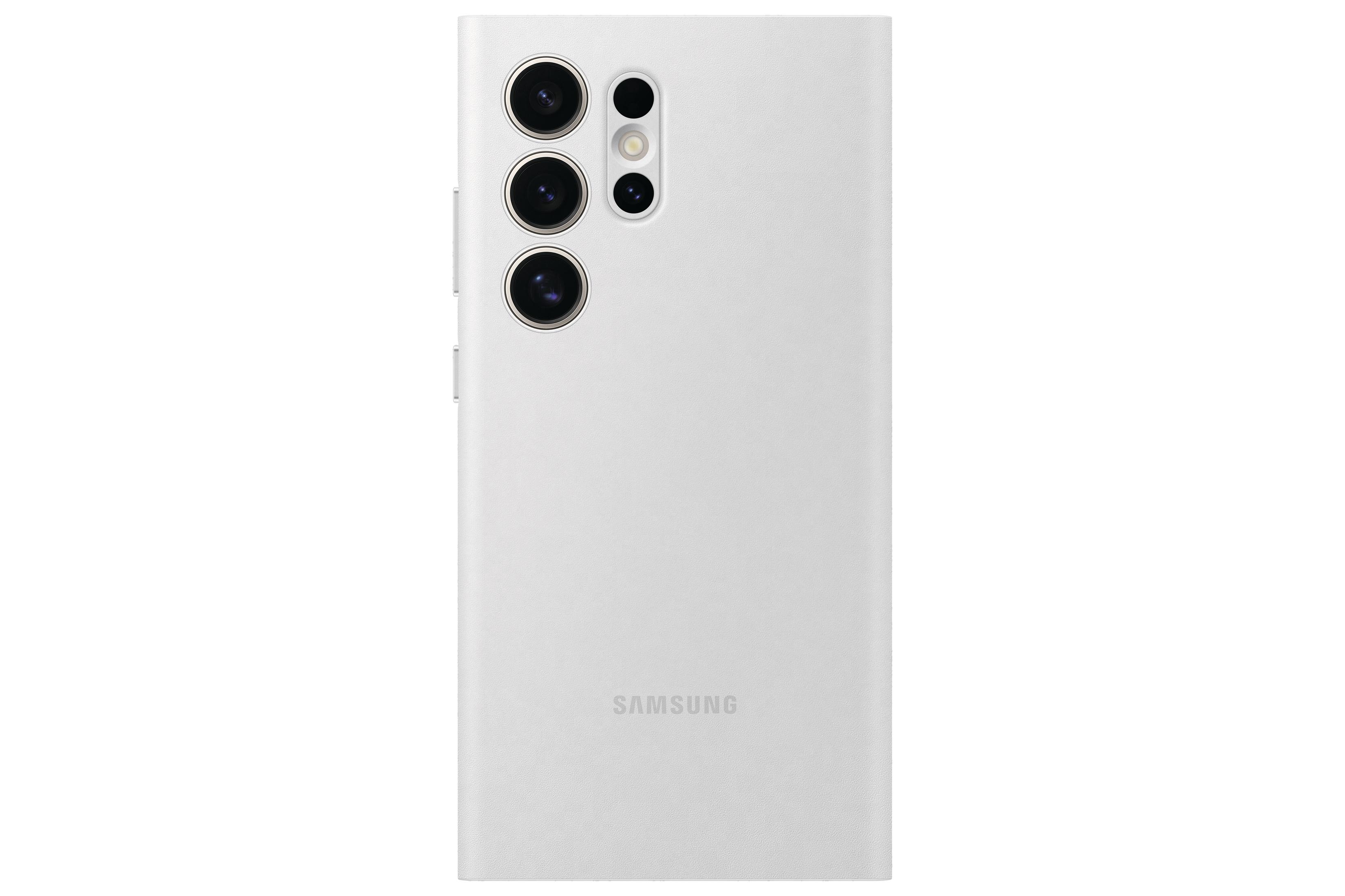 Telefono Samsung bianco con tre fotocamere posteriori. Il telefono è in piedi contro un fondale bianco.