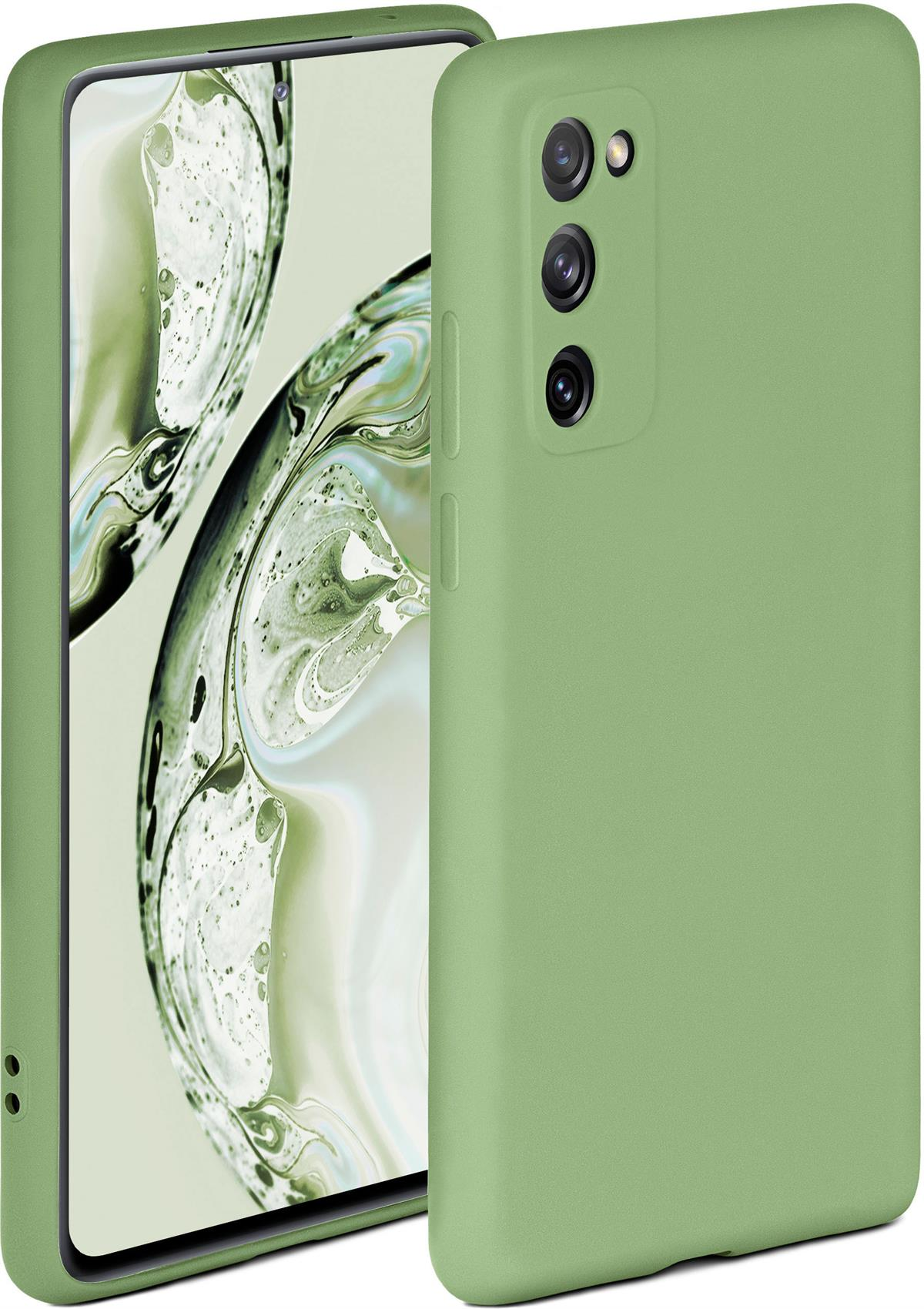 Grüne Handyhülle auf weißem Hintergrund. Das Telefon befindet sich in der Hülle. Der Hintergrund hat einen Marmoreffekt.