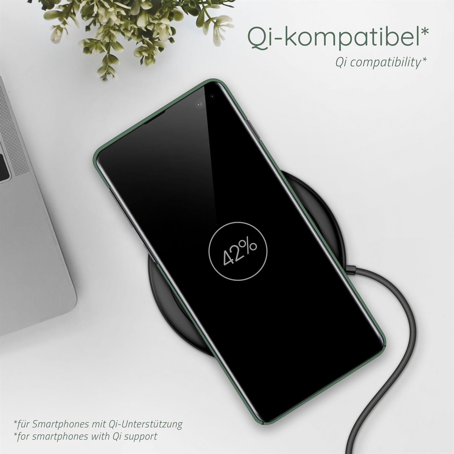 Ein Telefon in einer grünen Hülle wird drahtlos auf einem schwarzen Pad geladen. Der Bildschirm zeigt den Ladeprozentsatz an.