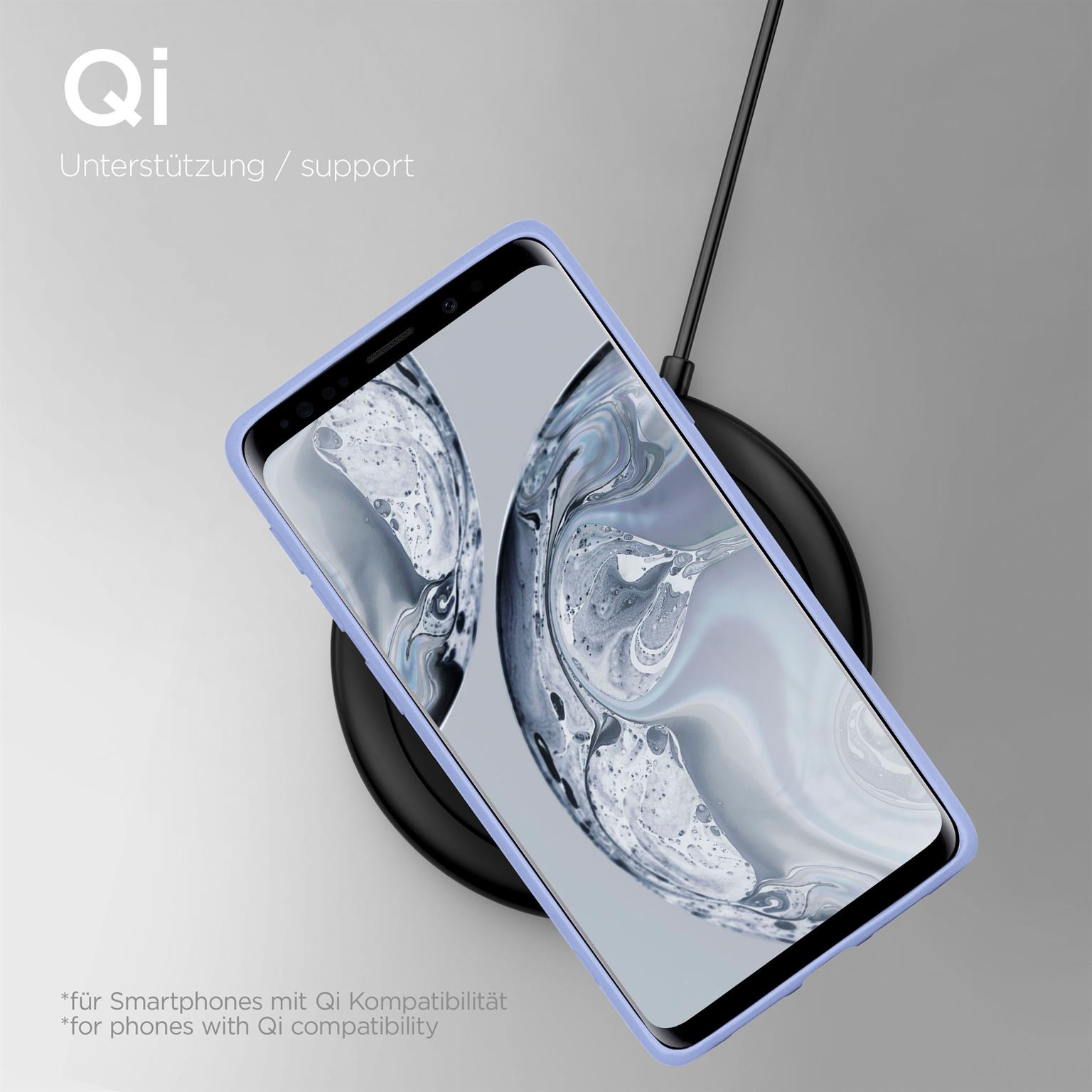 Telefon in einer blauen Hülle auf einem kabellosen Ladegerät. Qi-Unterstützung ist oben geschrieben.