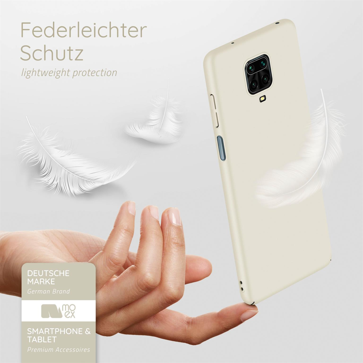 Eine beige Handyhülle mit herumfliegenden Federn. Ein deutsches Markenlogo auf der Hülle.