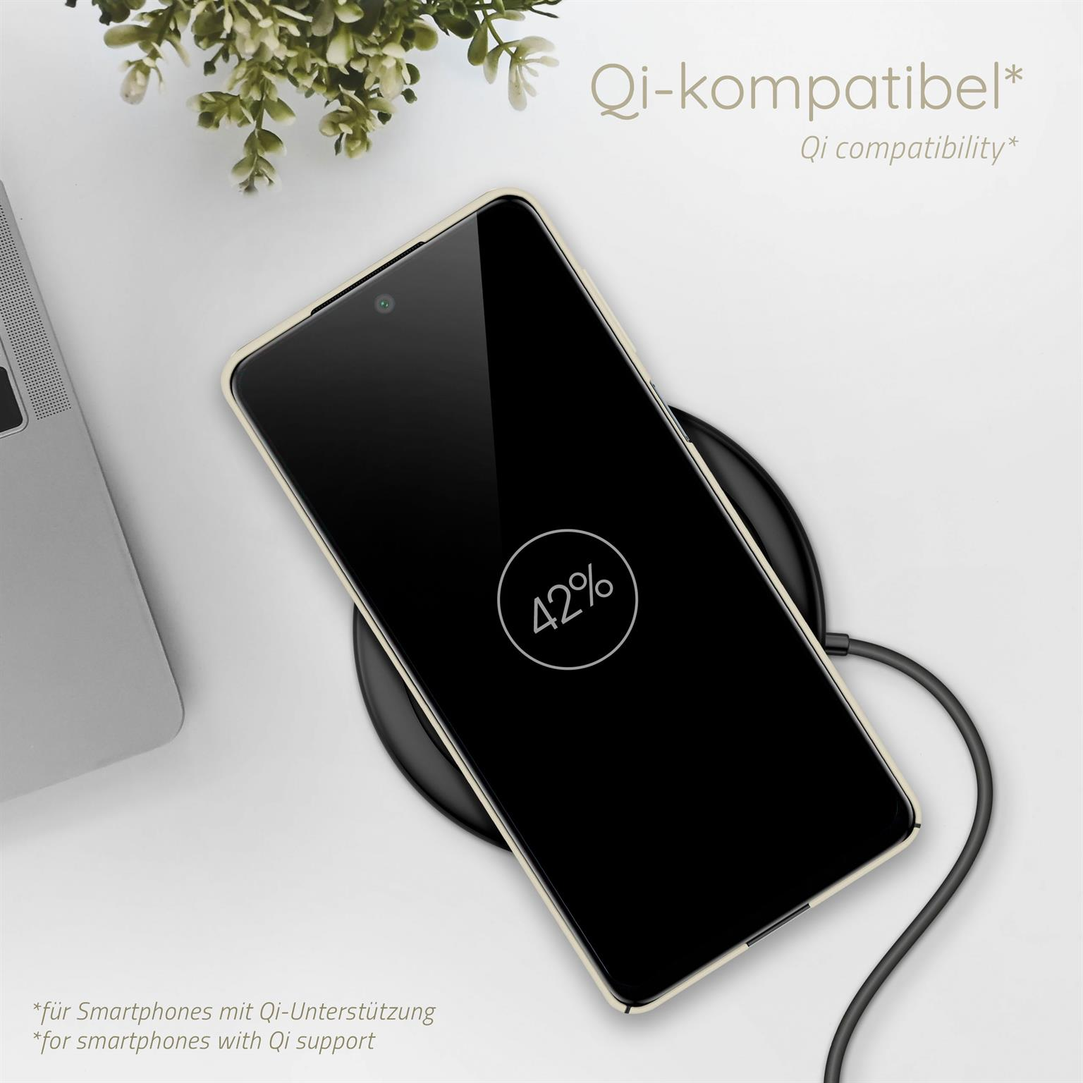 Telefon auf einem kabellosen Ladegerät. Der Bildschirm zeigt 42% Ladung an. Text sagt Qi-kompatibel.