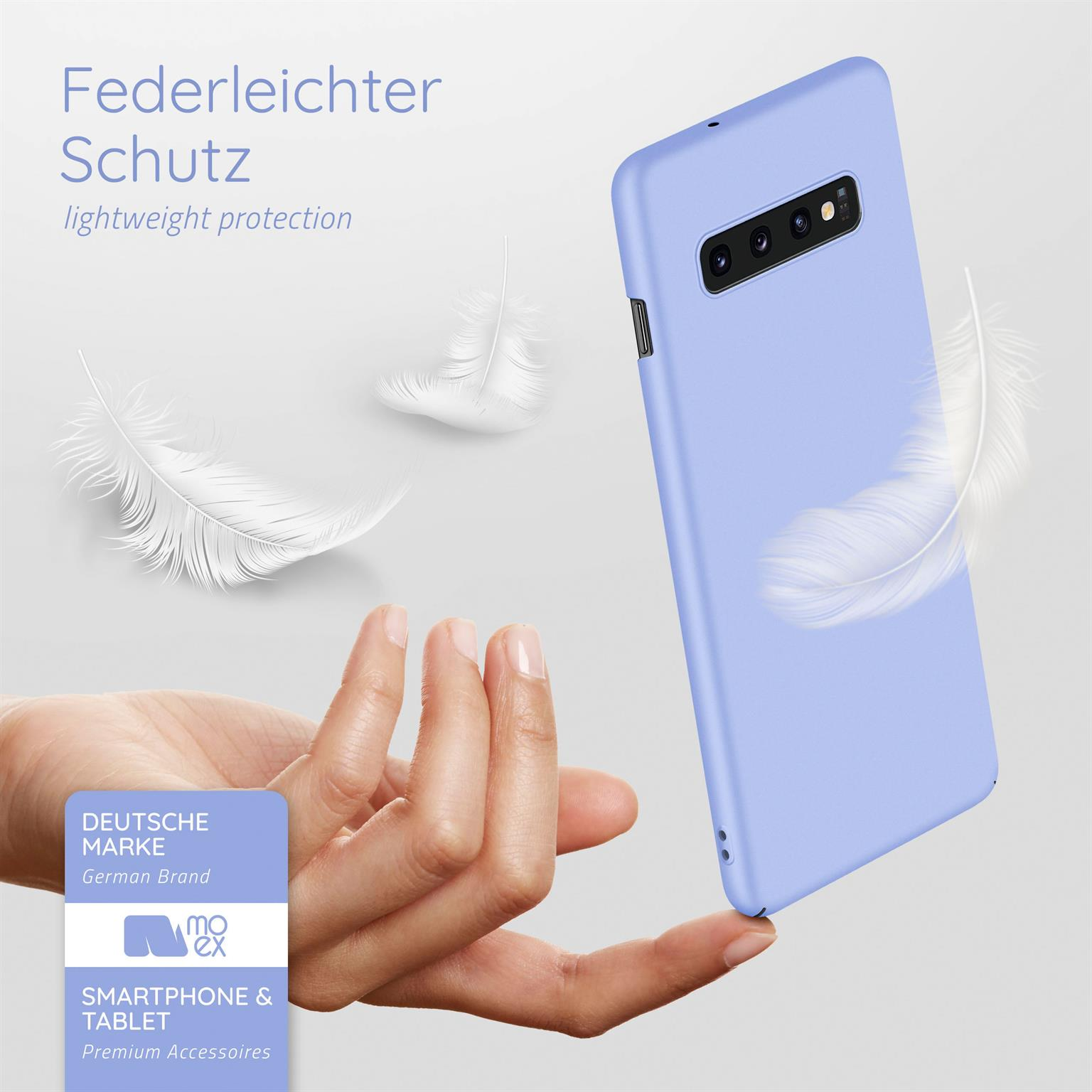 Eine Hand hält ein Telefon in einem blauen Gehäuse. Federn sind im Hintergrund. Ein Logo links unten.