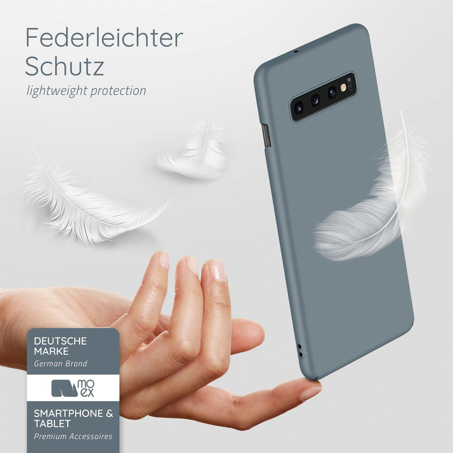Eine Hand, die eine Handyhülle hält, mit Federn im Hintergrund. Die Hülle ist grau.