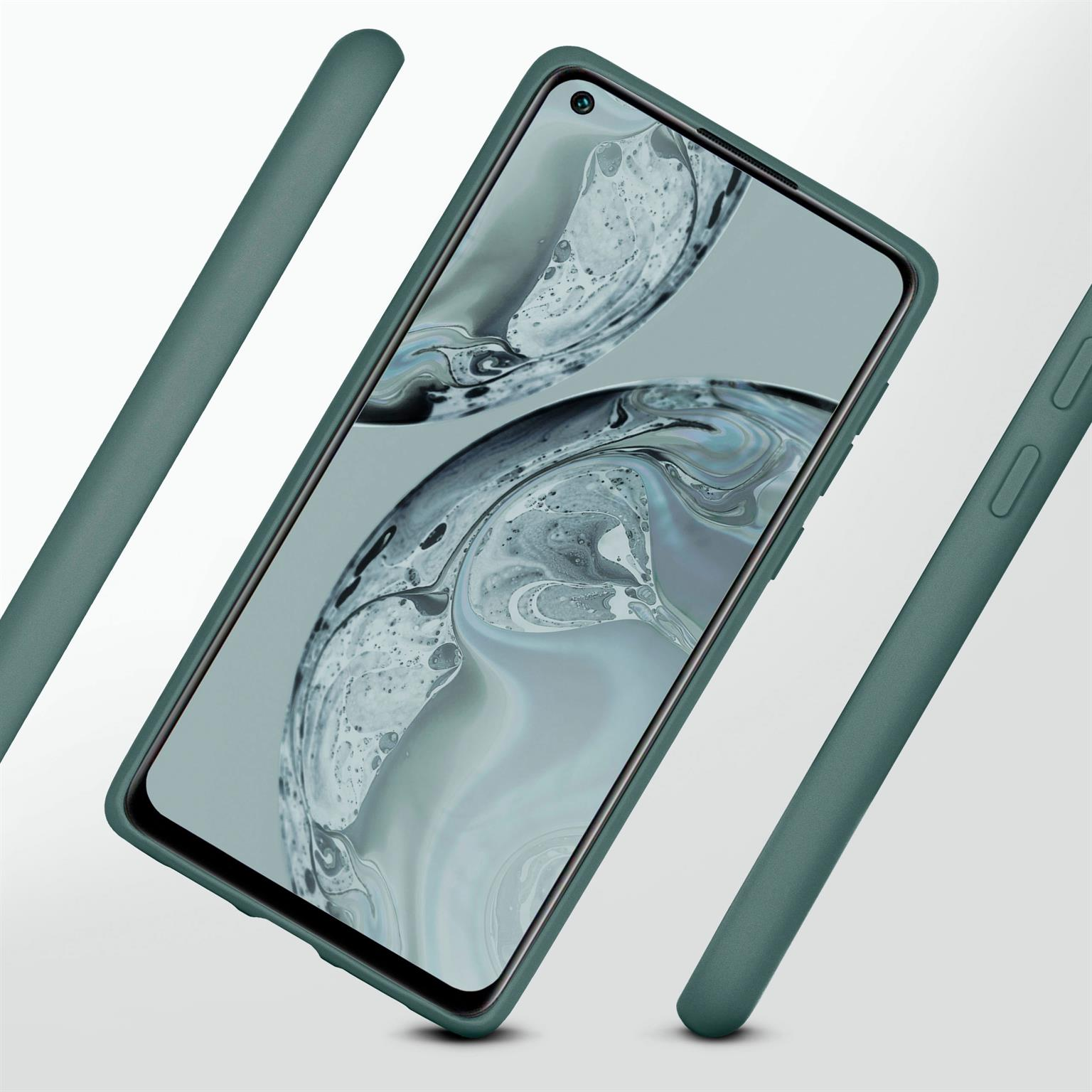 Eine grüne Handyhülle mit Telefon. Zwei zusätzliche Teile sind neben dem Telefon platziert. Weißer Hintergrund.