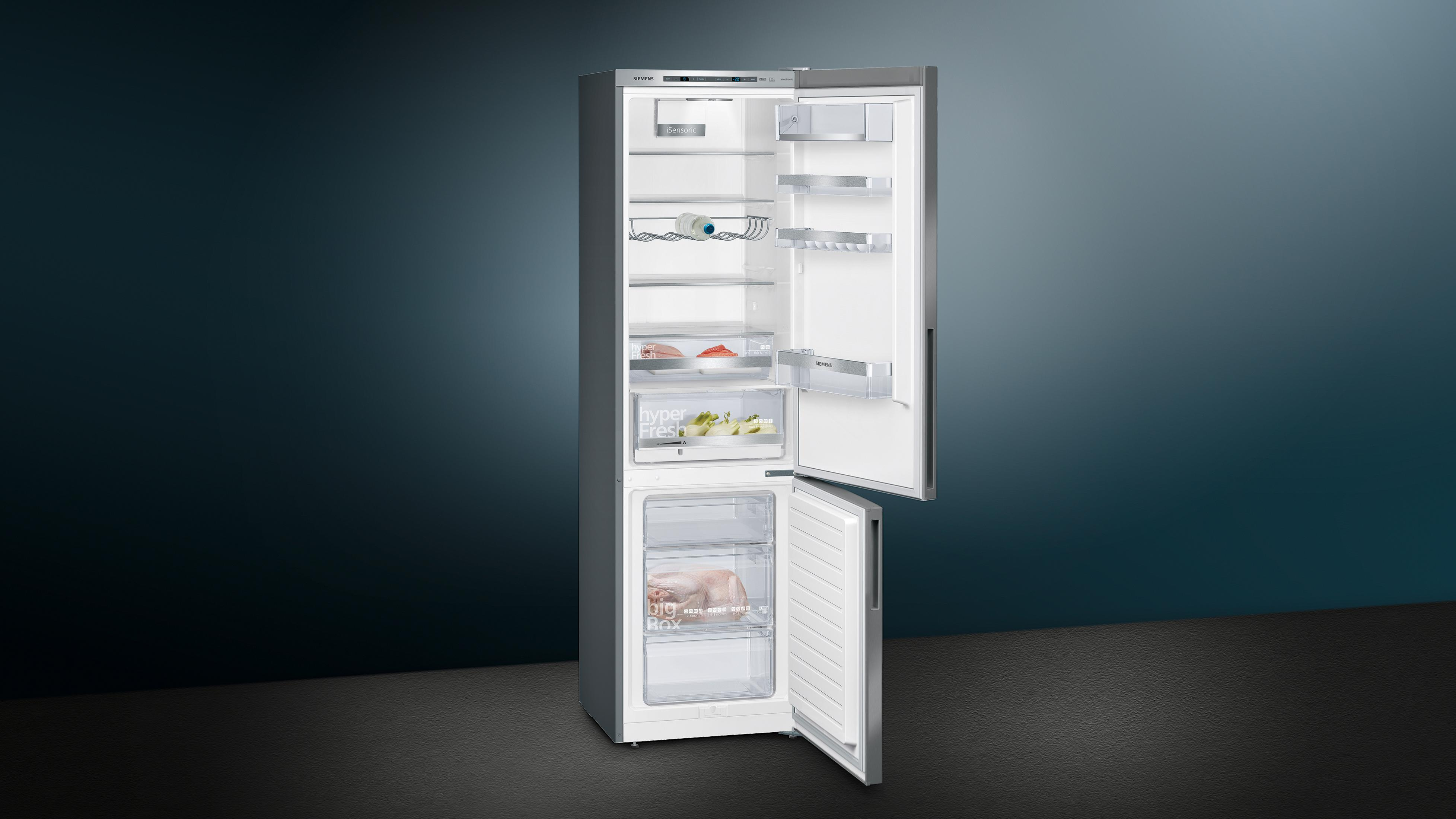 Offener Kühlschrank, Edelstahl, zeigt den Inhalt von Regalen und Schubladen.