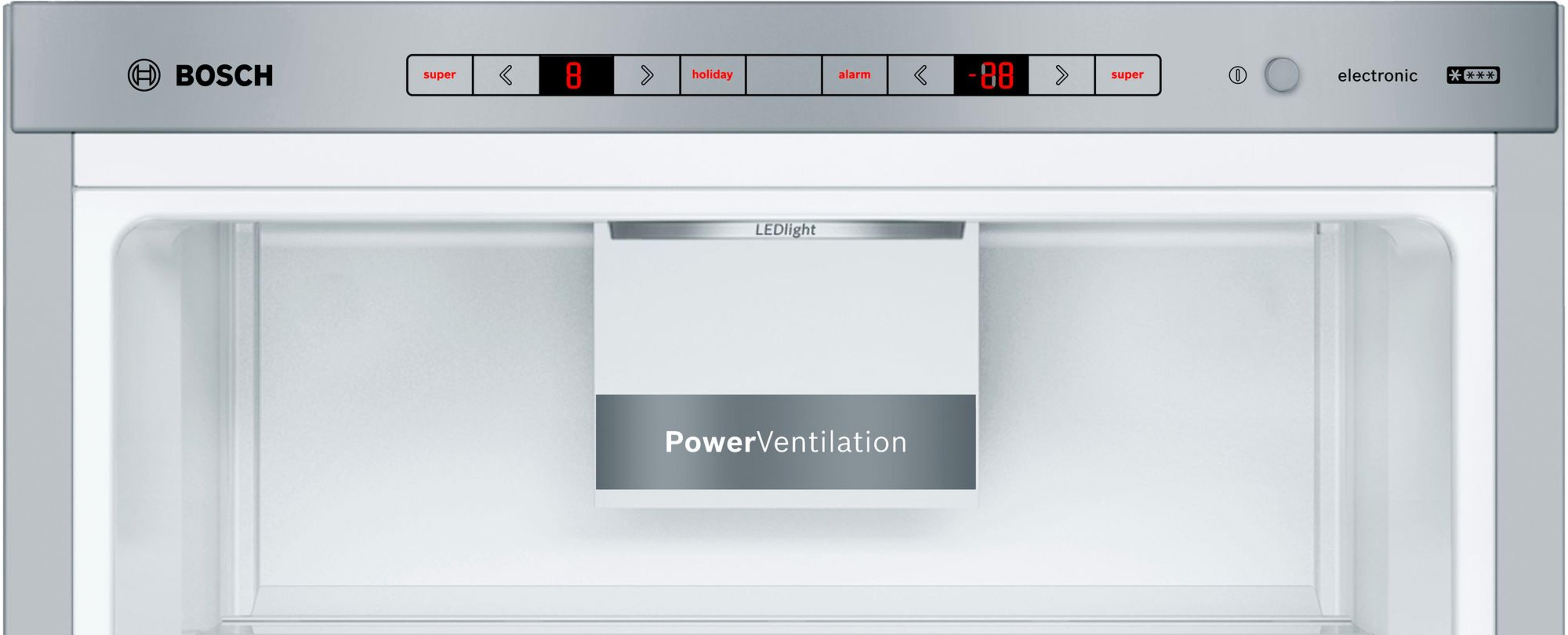 Frigorifero aperto con interno bianco, display digitale ed etichetta PowerVentilation.