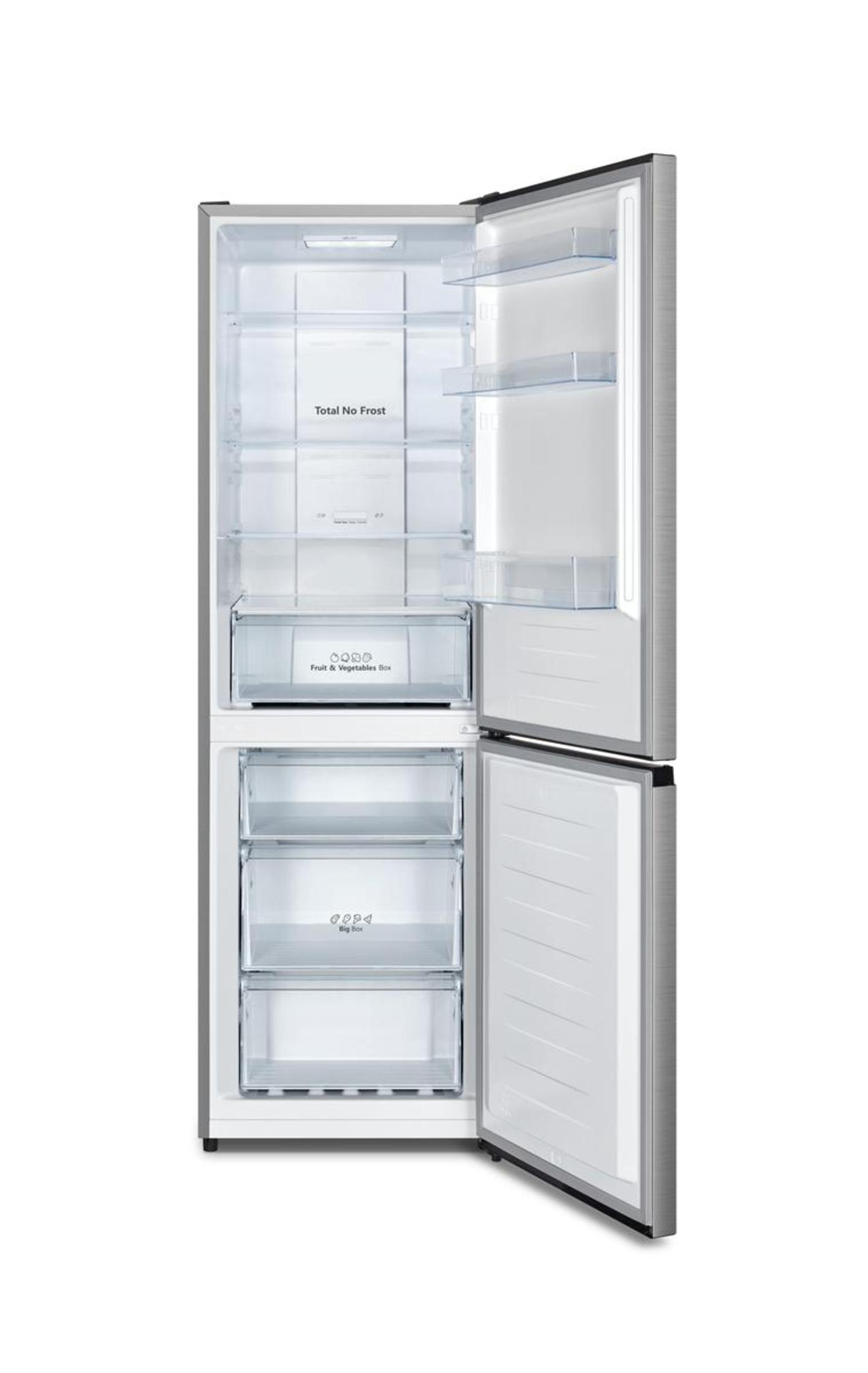 Offener silberner Kühlschrank, mit sichtbaren Fächern. Weißer Hintergrund.