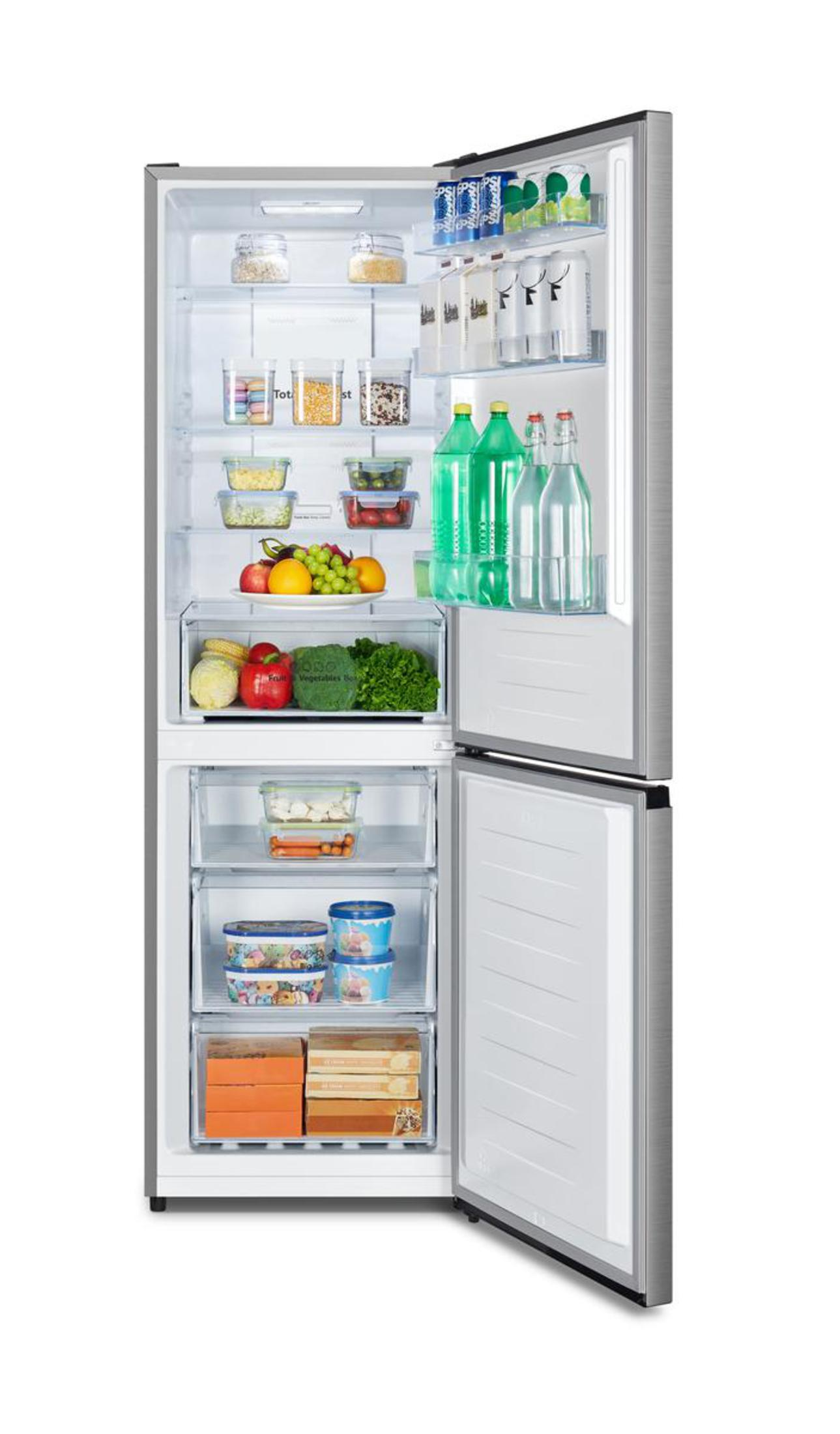 Ein Kühlschrank mit offenen Türen, der Lebensmittel und Fächer zeigt.