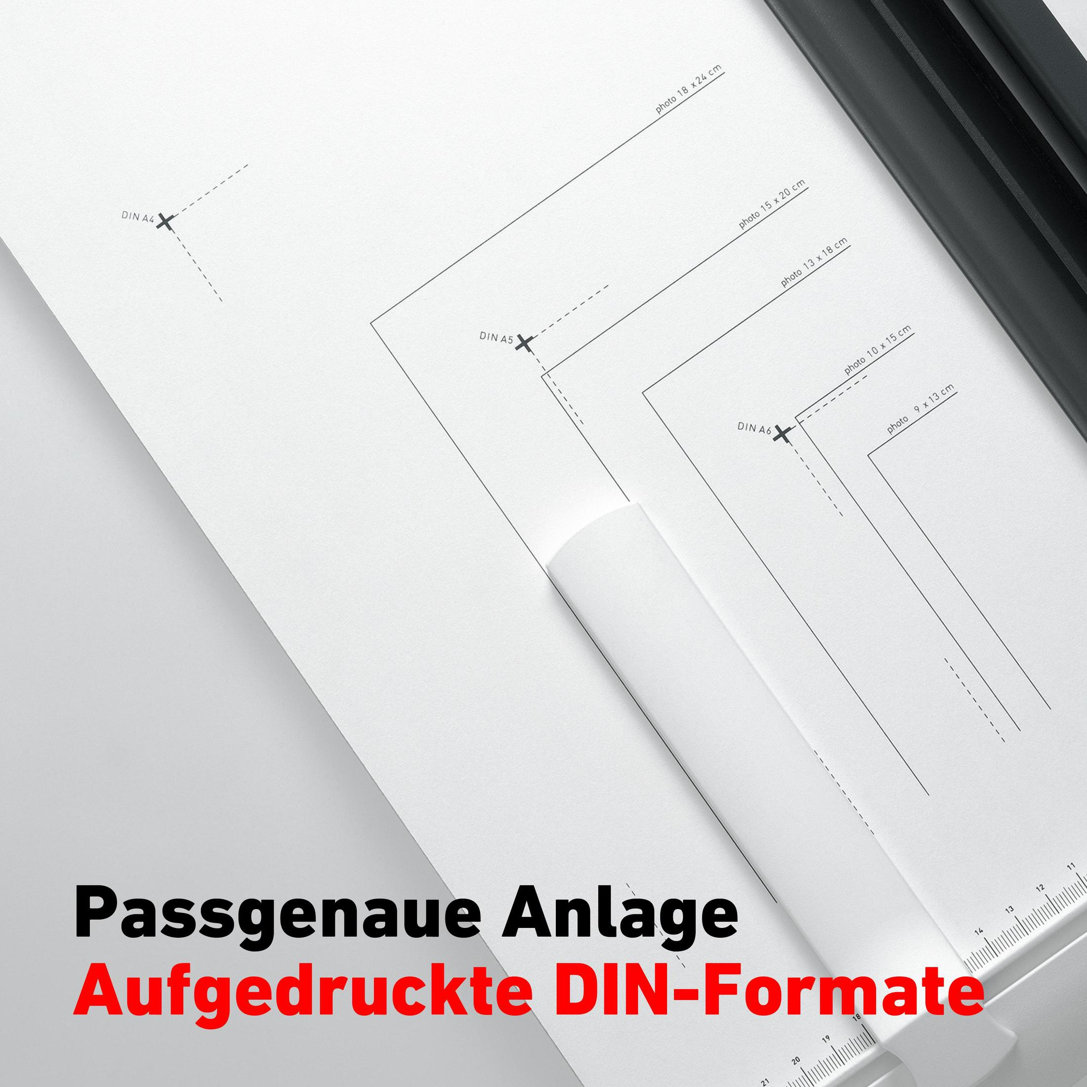 Weißes Papier mit gedruckten DIN-Formaten und ein schwarzer Papierschneider.