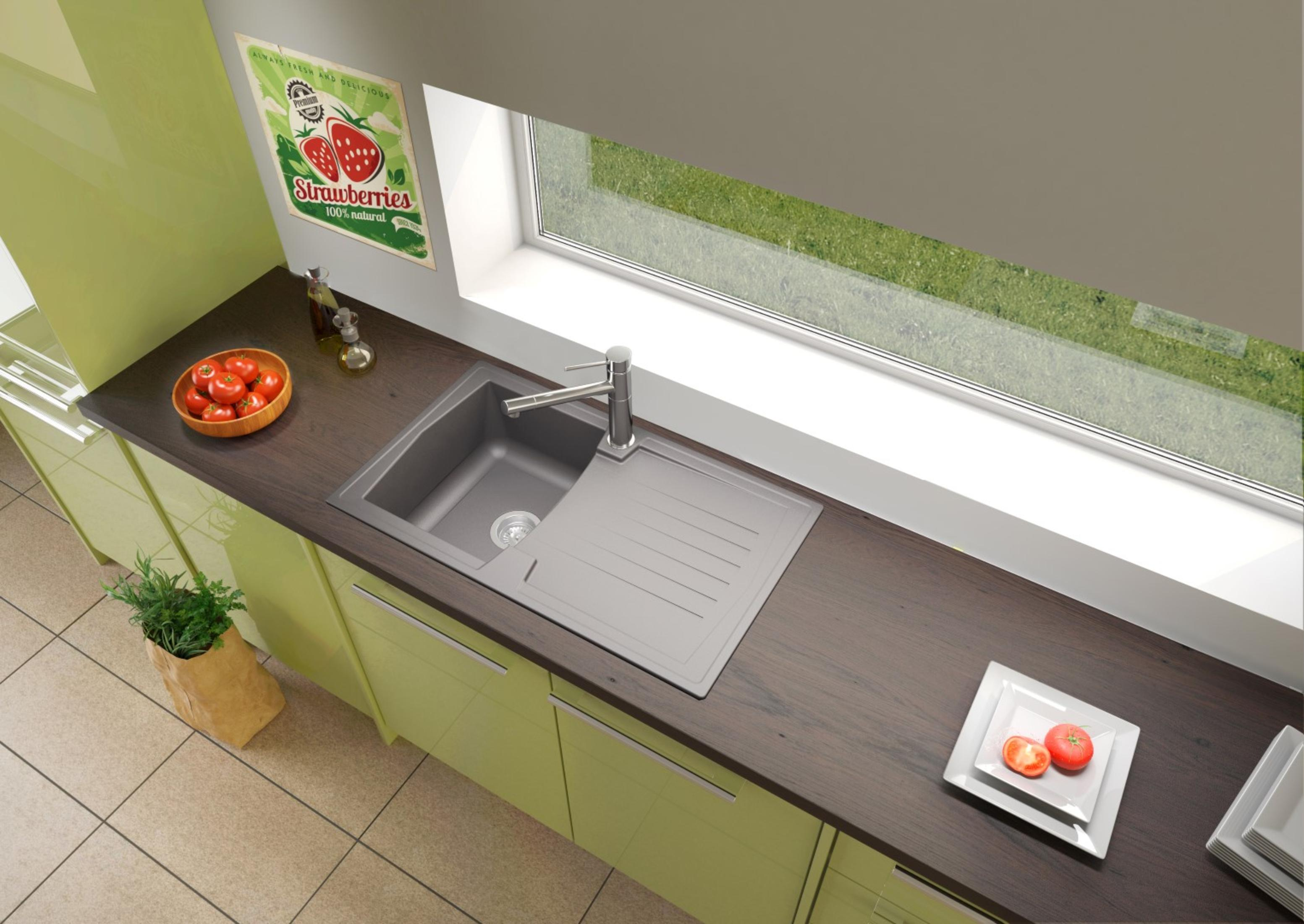 Ein Küchenbecken mit Arbeitsplatte und Fenster im Hintergrund. Tomaten und Erdbeeren.