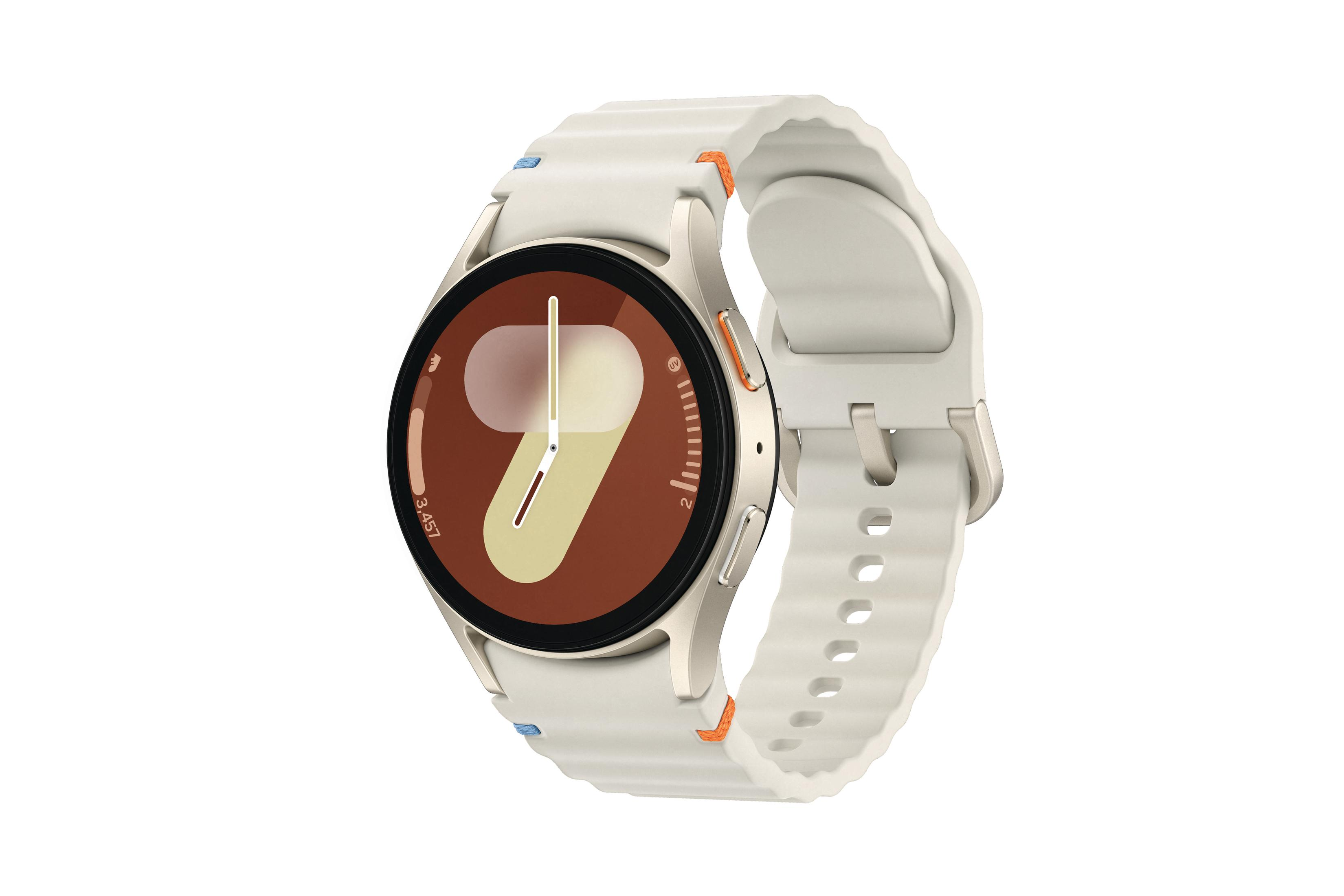 Een witte smartwatch met lichtgekleurde band, oranje accenten en een donkerbruine wijzerplaat.