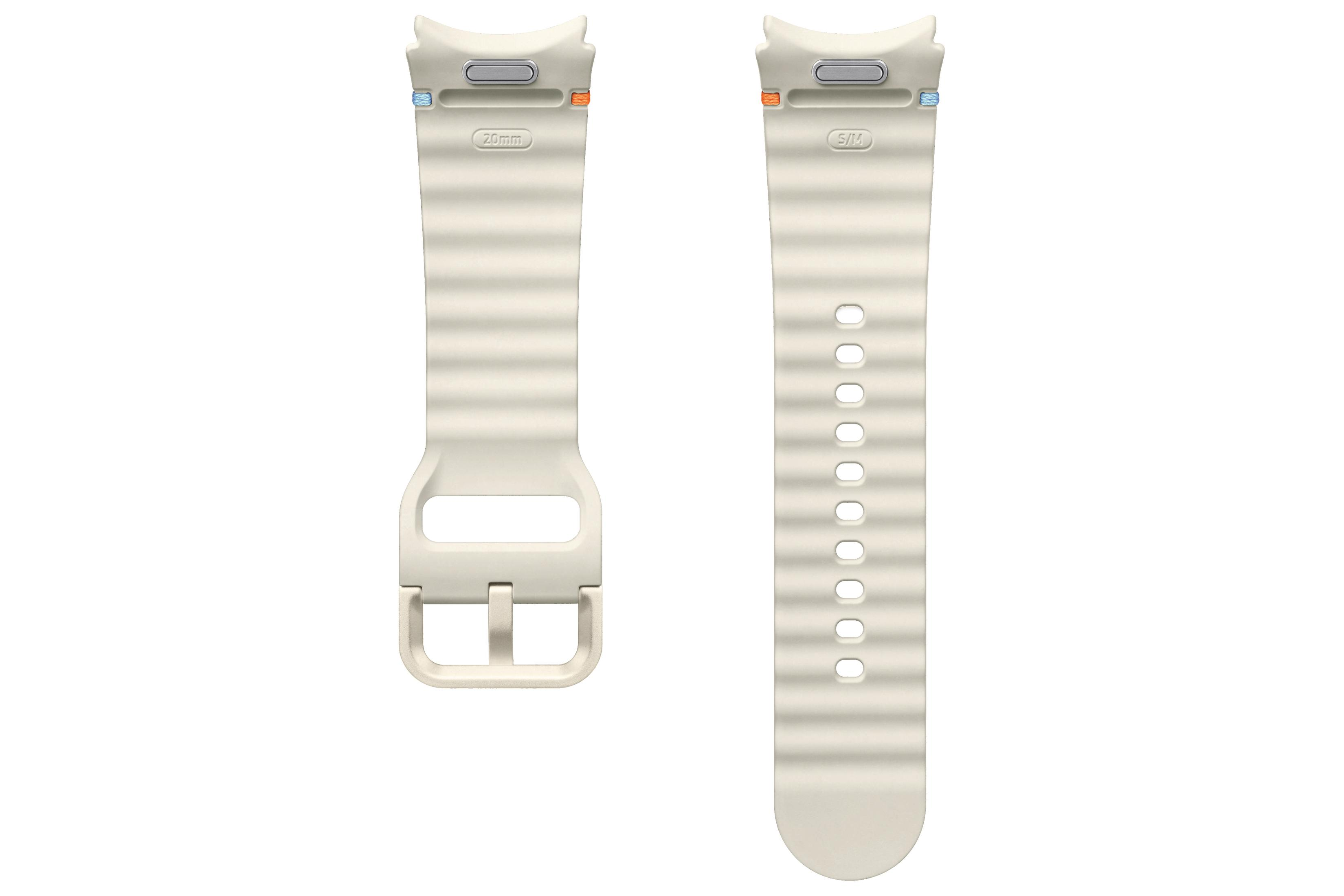 Dwa kremowe paski do zegarków z wzorem fal, jeden z klamrą, wyizolowane na białym tle.