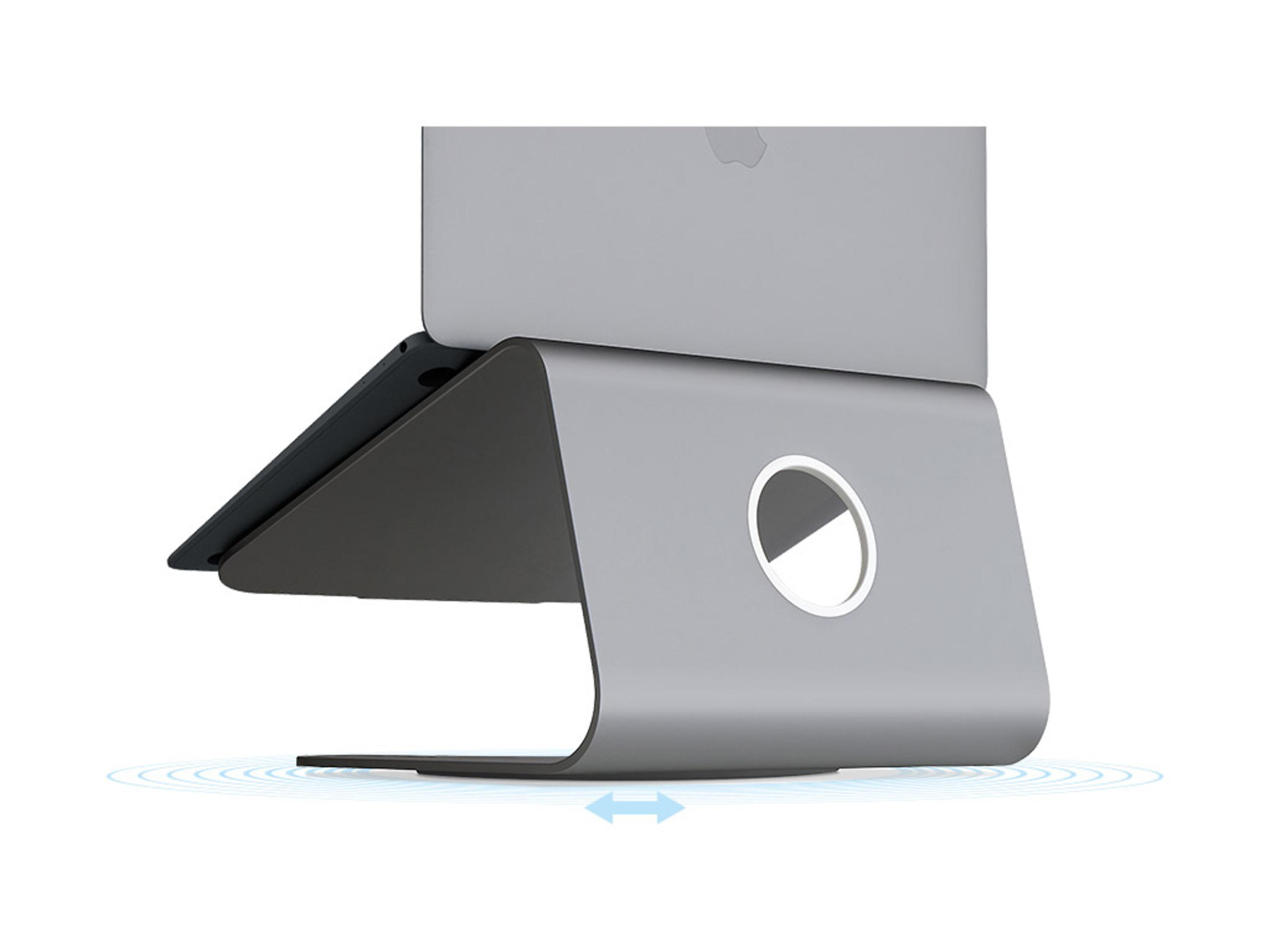Silberner Laptop-Ständer. Der Ständer hat ein Bogendesign und einen Ausschnitt. Laptop und Telefon sind drauf.