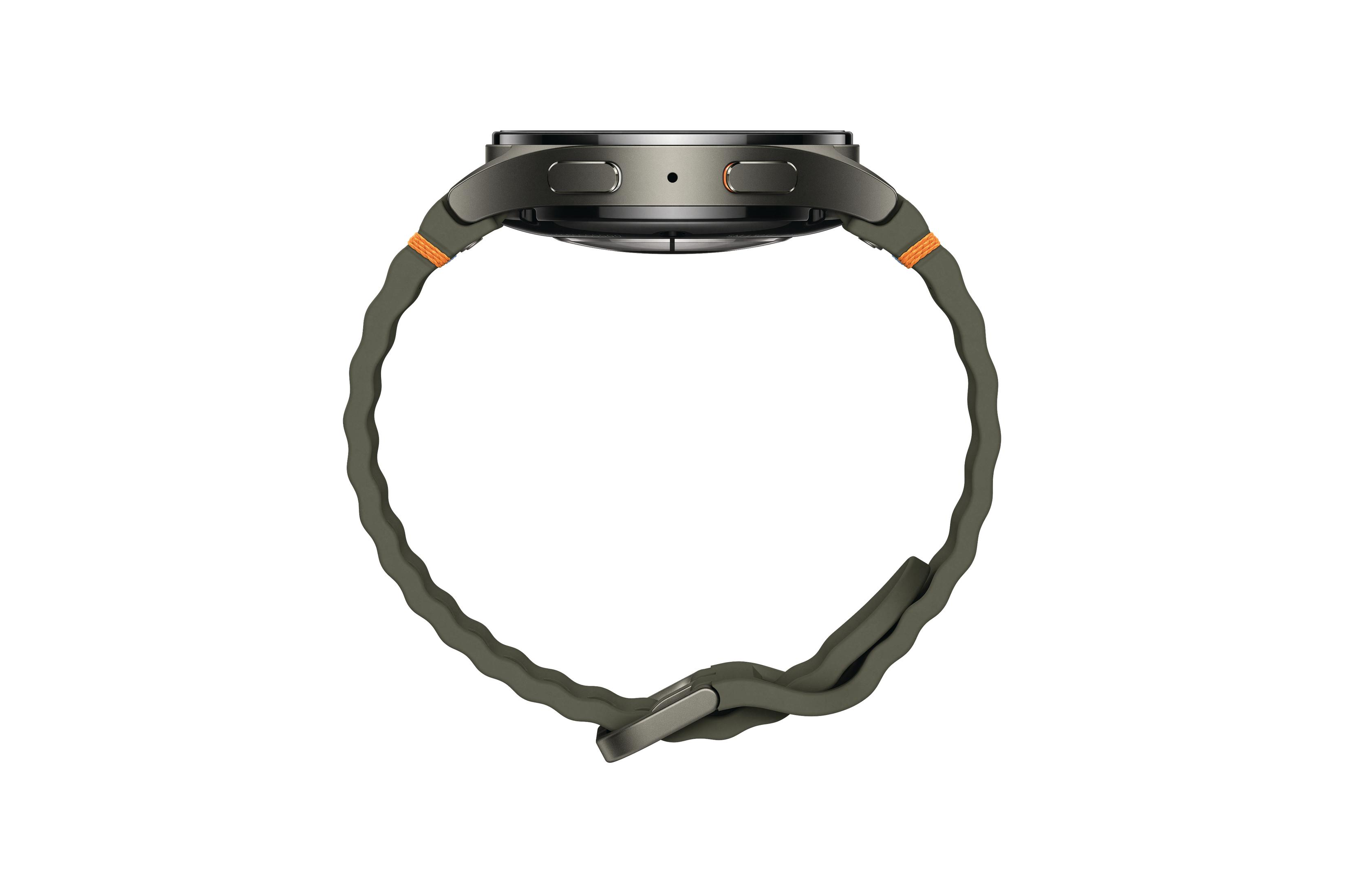 Een zijaanzicht van een smartwatch met een groene band en oranje accenten.
