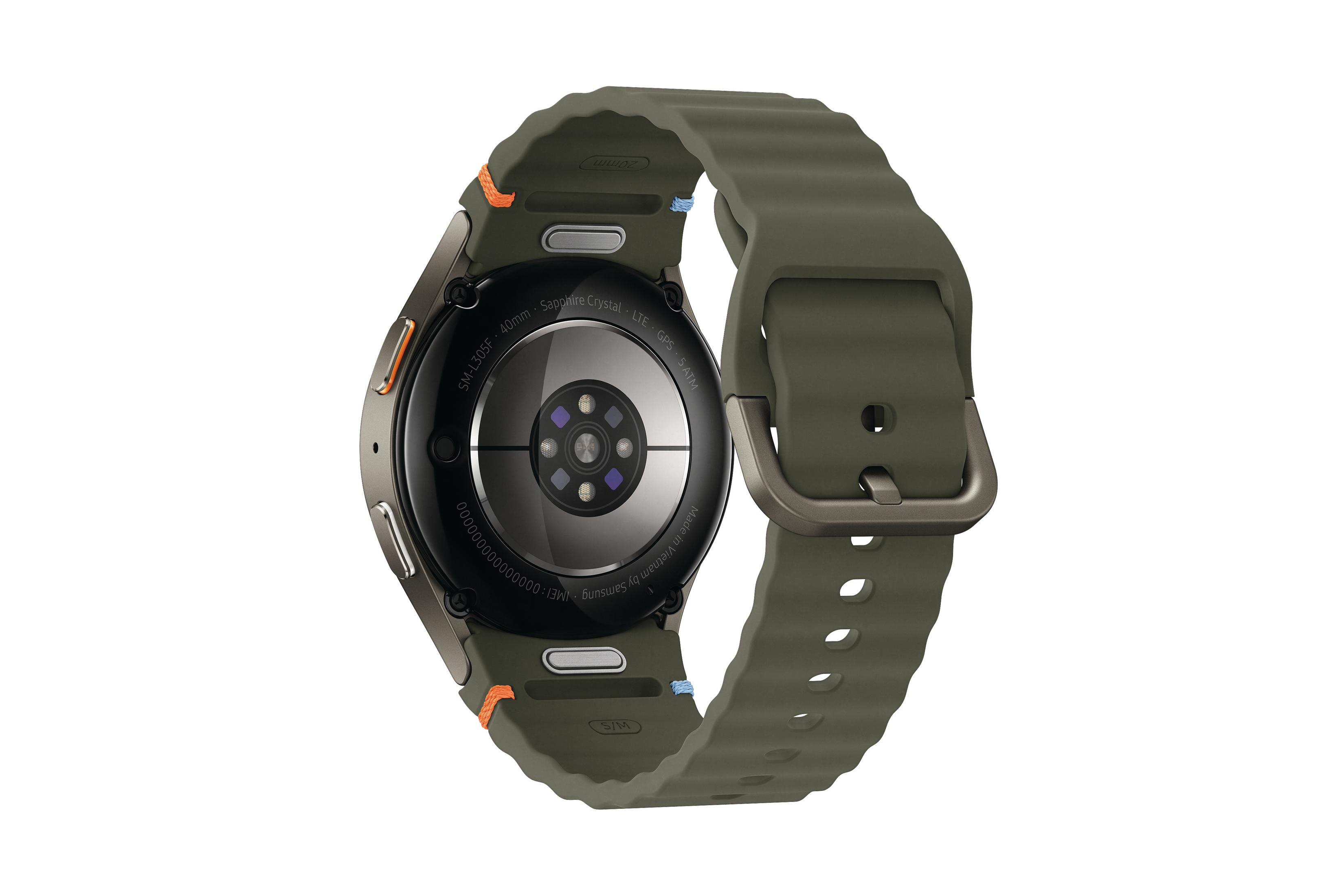 Een smartwatch met groene band. De achterkant toont sensoren en modelinfo. Geïsoleerd op wit.