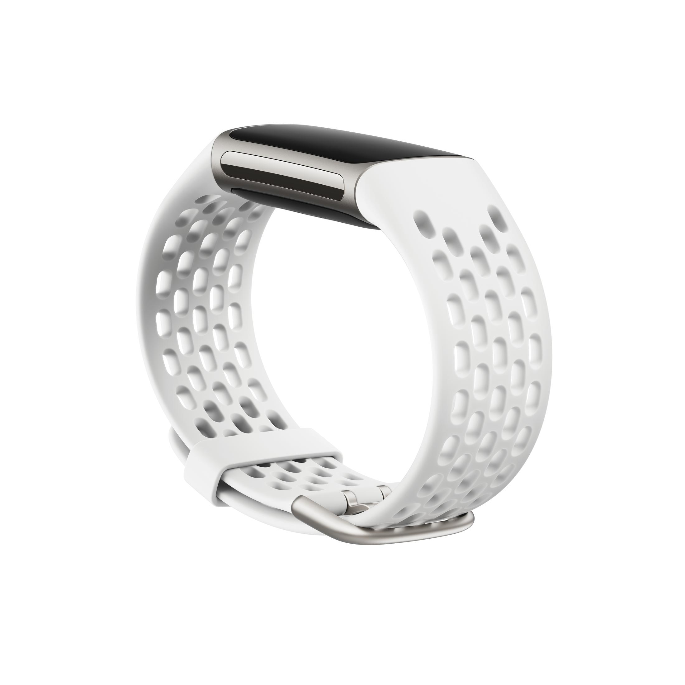 Weißes Fitness-Tracker-Armband, mit schwarzem Bildschirm und silberner Schnalle, isoliert auf Weiß.