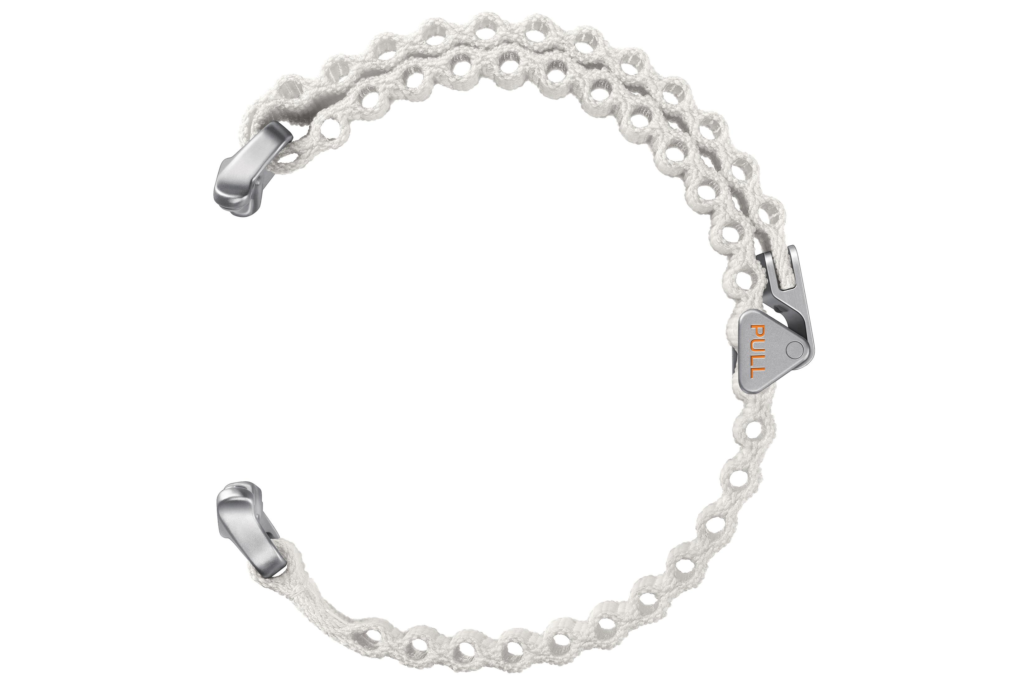 Braccialetto bianco e aperto con chiusure in metallo. Il testo "PULL" è visibile.