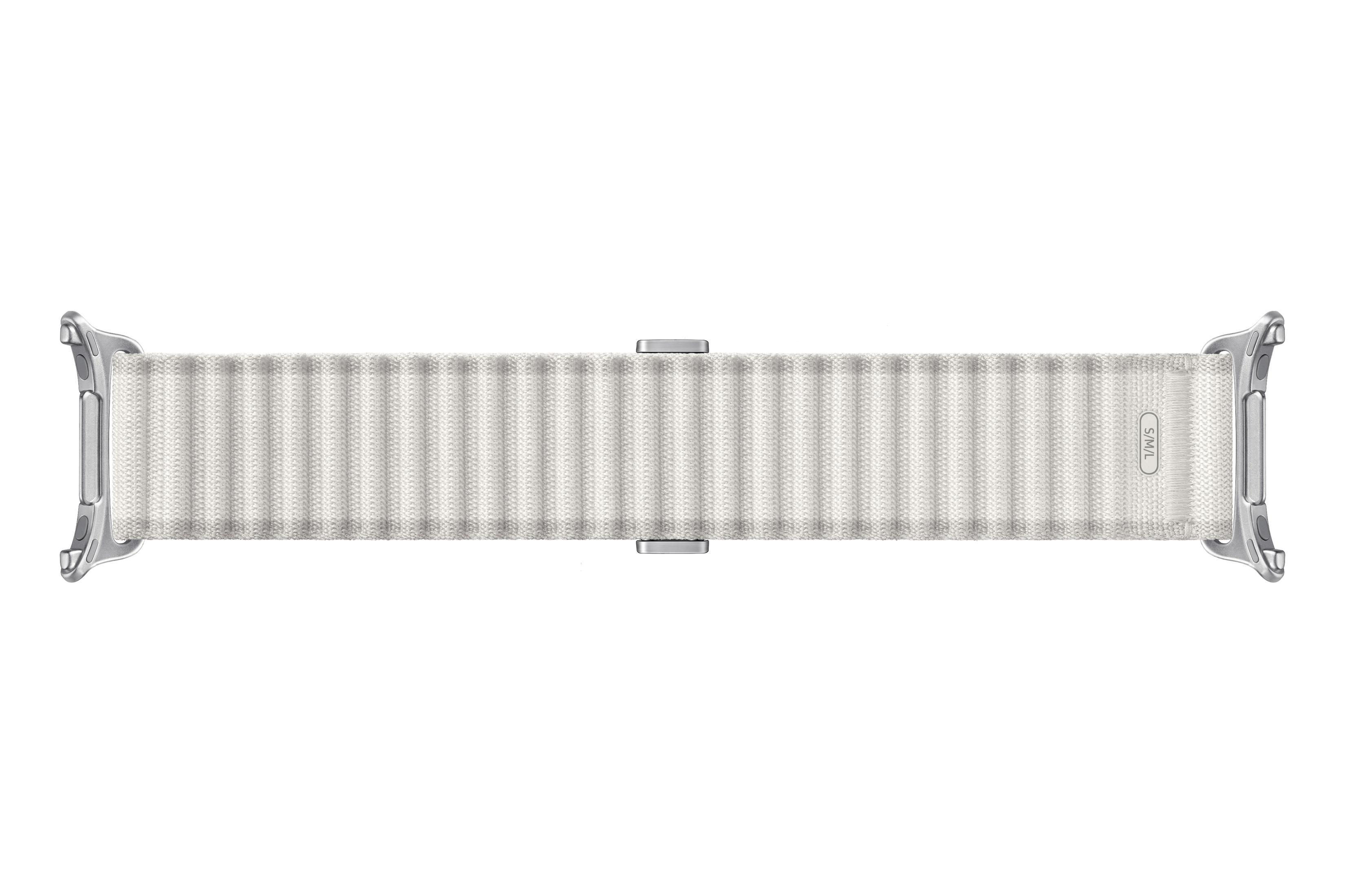 Un cinturino Apple Watch bianco sporco con chiusura argentata.