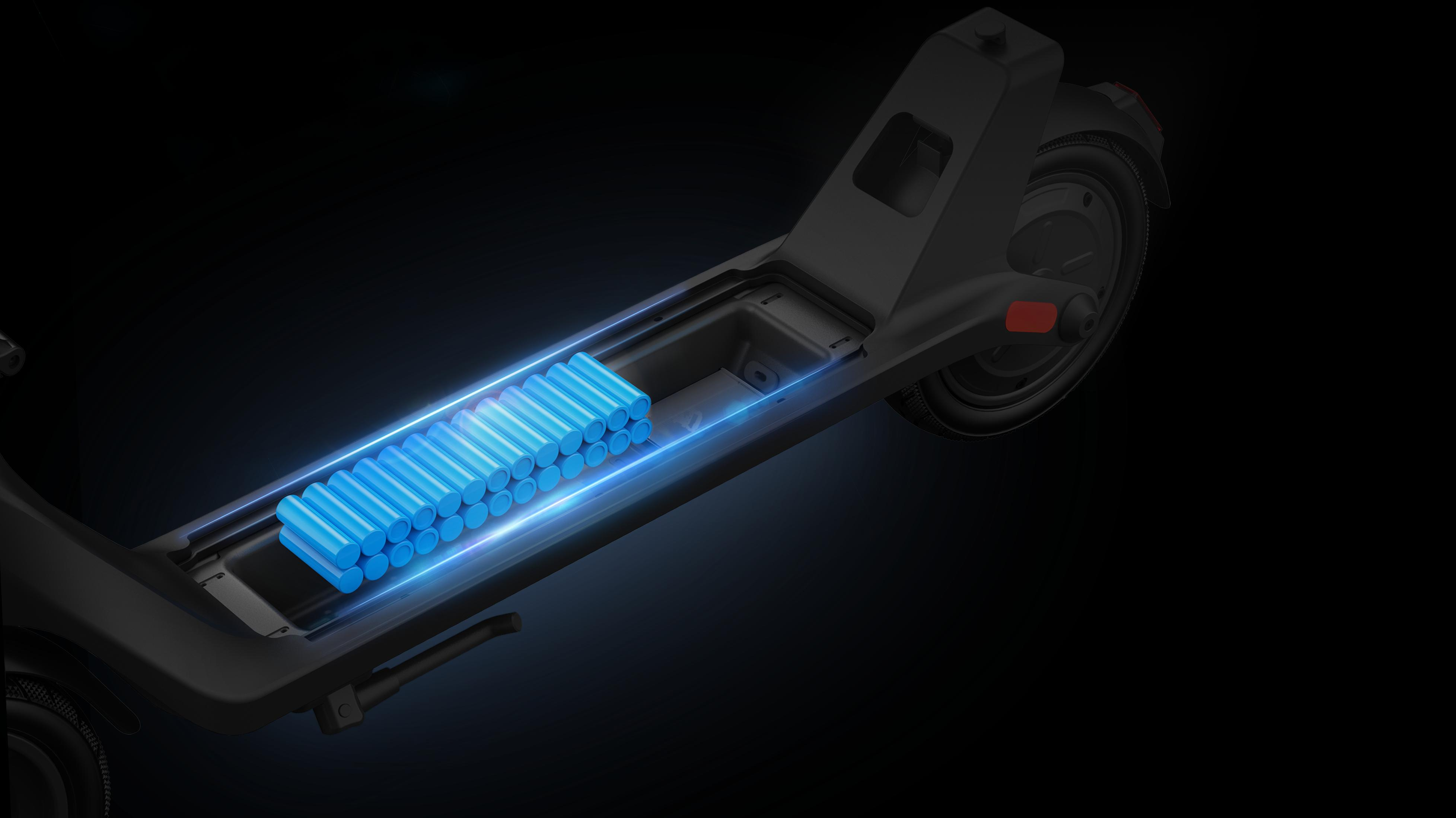 Wnętrze skutera, pokazujące akumulator w kolorze niebieskim, na ciemnym tle.