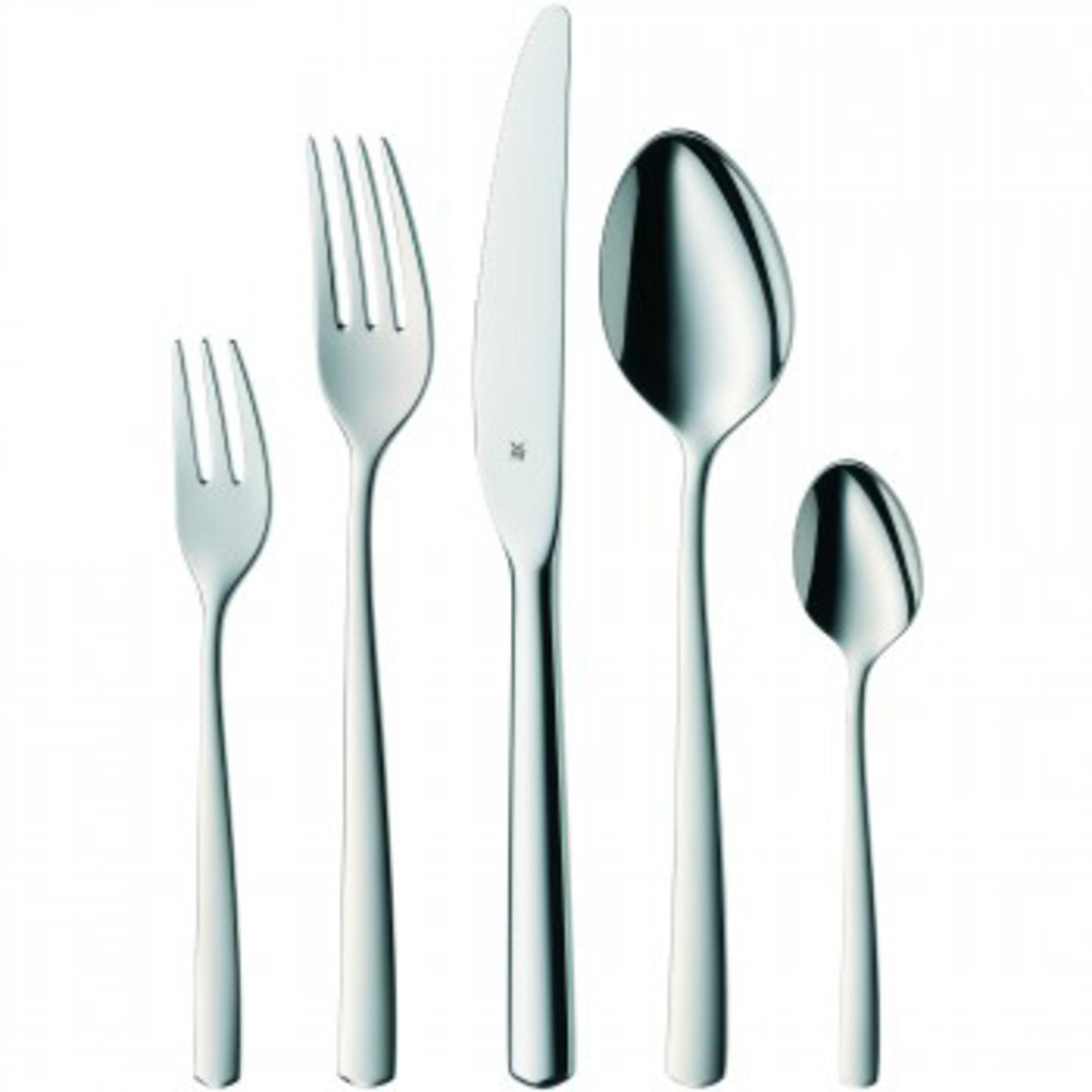 Ein Set aus Edelstahlbesteck, darunter Gabeln, ein Messer und Löffel, auf weißem Grund.