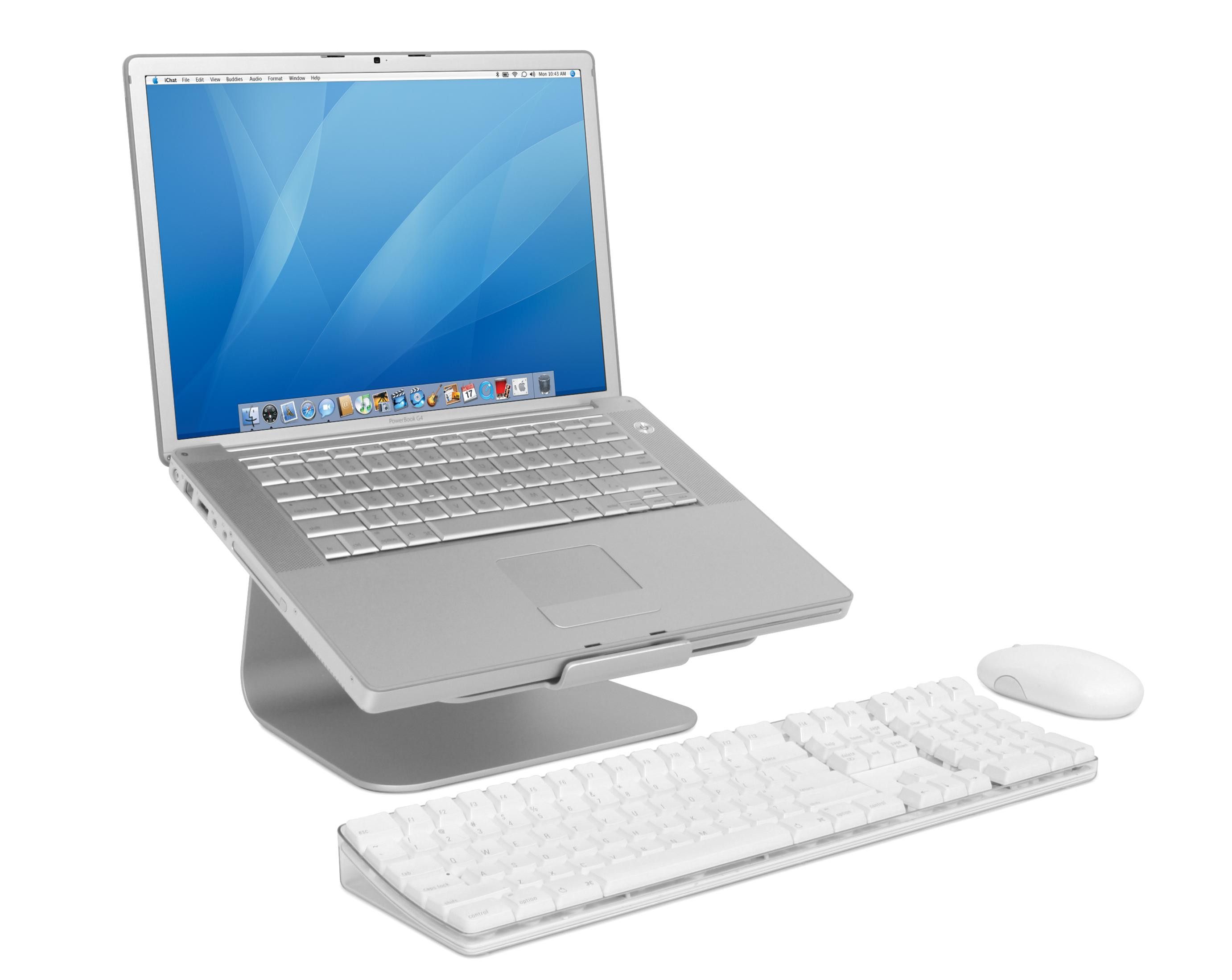Laptop auf einem silbernen Ständer, Tastatur und Maus auf weißer Oberfläche.
