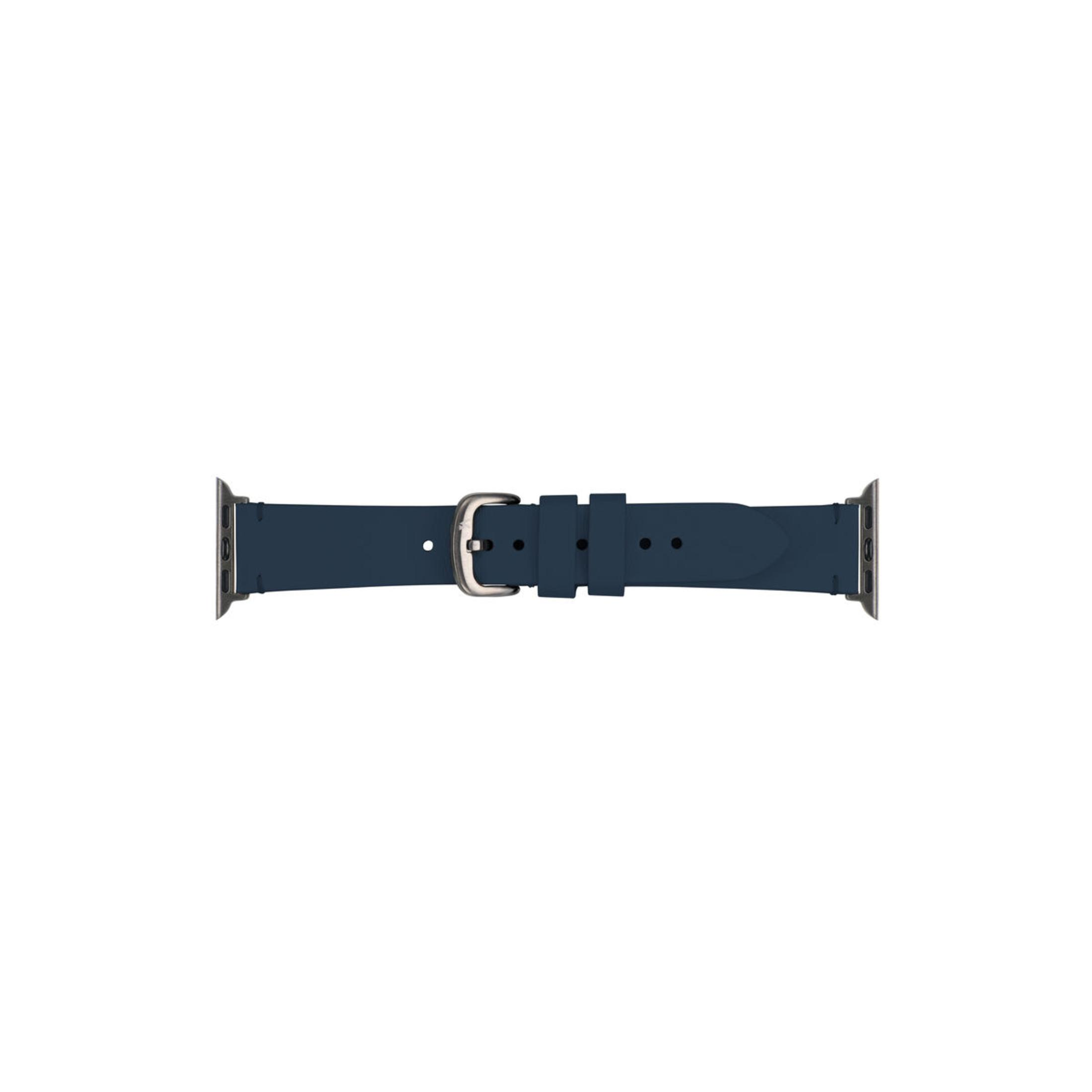 Ein dunkelblaues Apple Watch-Armband mit silberner Schnalle, flach auf einer weißen Oberfläche liegend.
