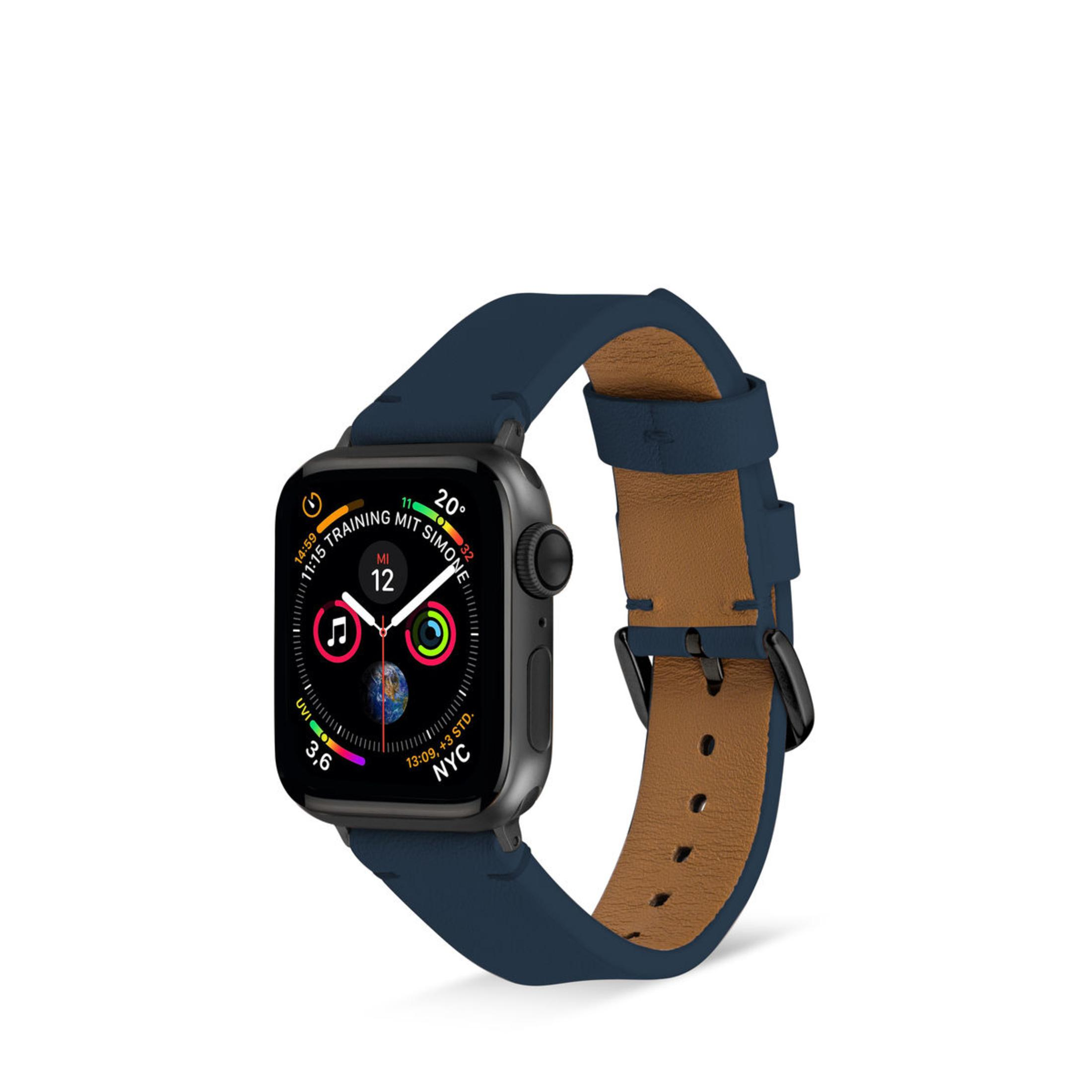 Schwarze Apple Watch mit blauem Armband. Weißer Hintergrund, Uhr zeigt Zeit und Datum.