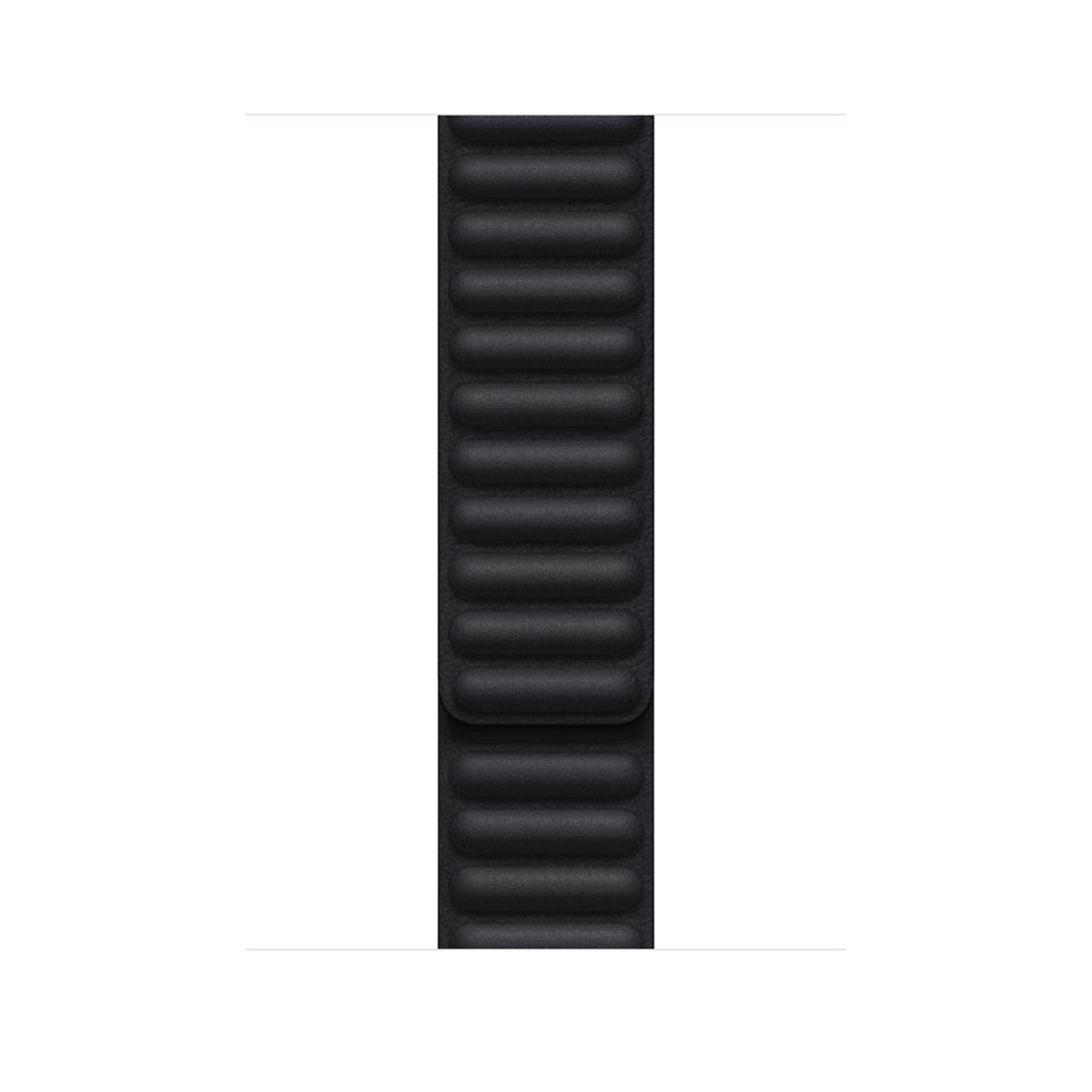 Zwarte Apple Watch band. De band heeft een getextureerd oppervlak. Witte achtergrond.