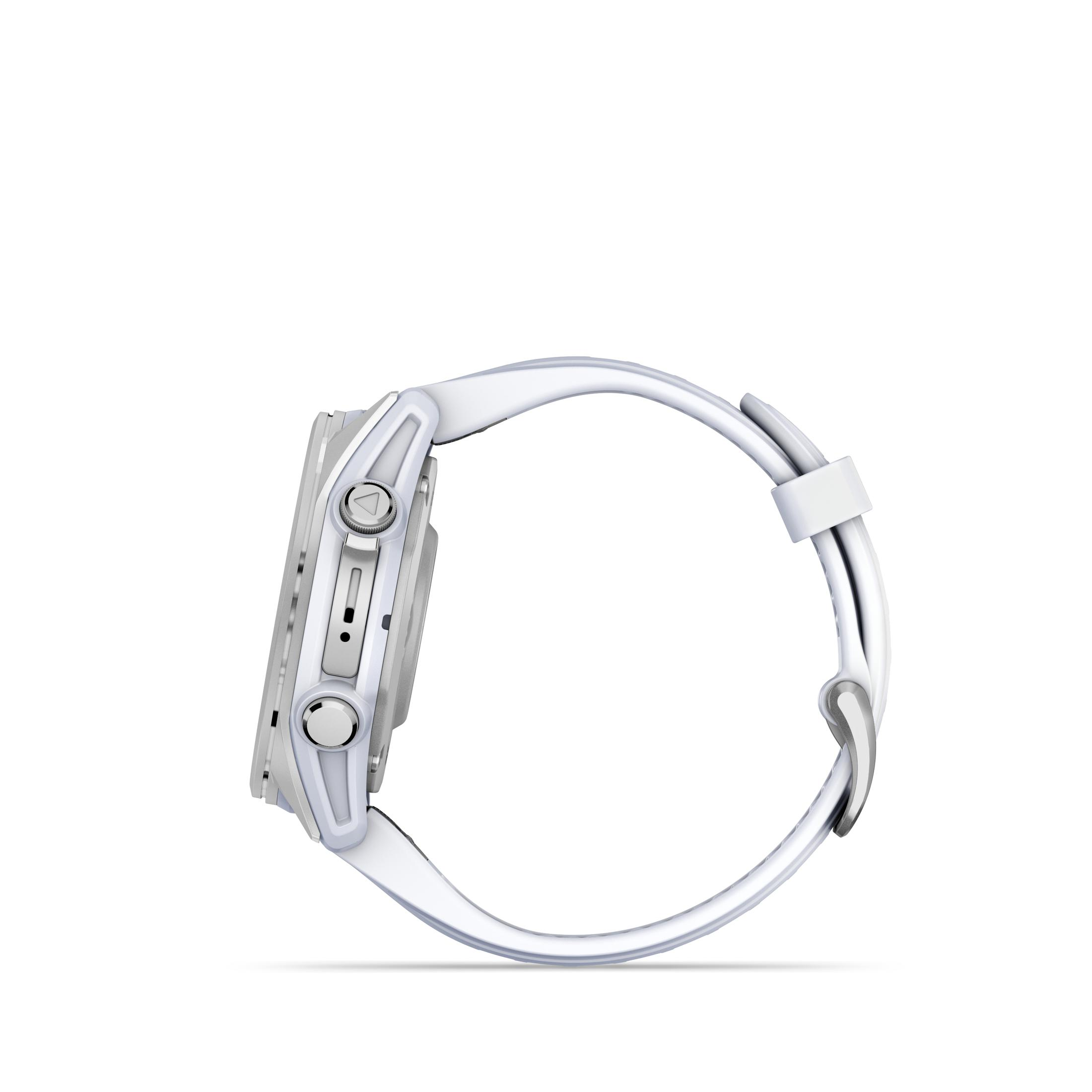Widok z boku białego smartwatcha ze srebrnymi akcentami, pokazujący przyciski i szczegóły paska.
