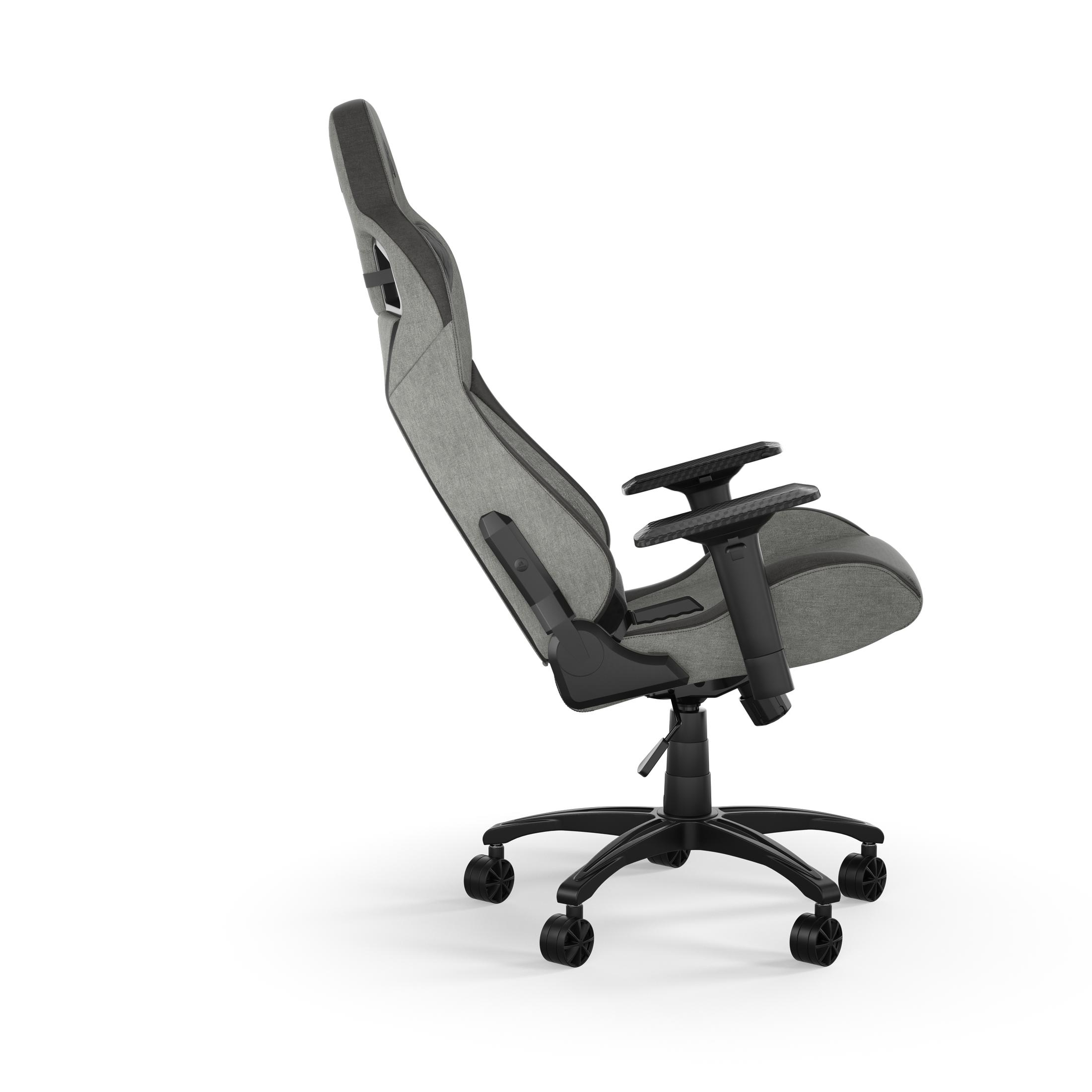 Gaming Stuhl, grau und schwarz. Er hat eine hohe Rückenlehne, Armlehnen und Rollen. Seitenansicht.