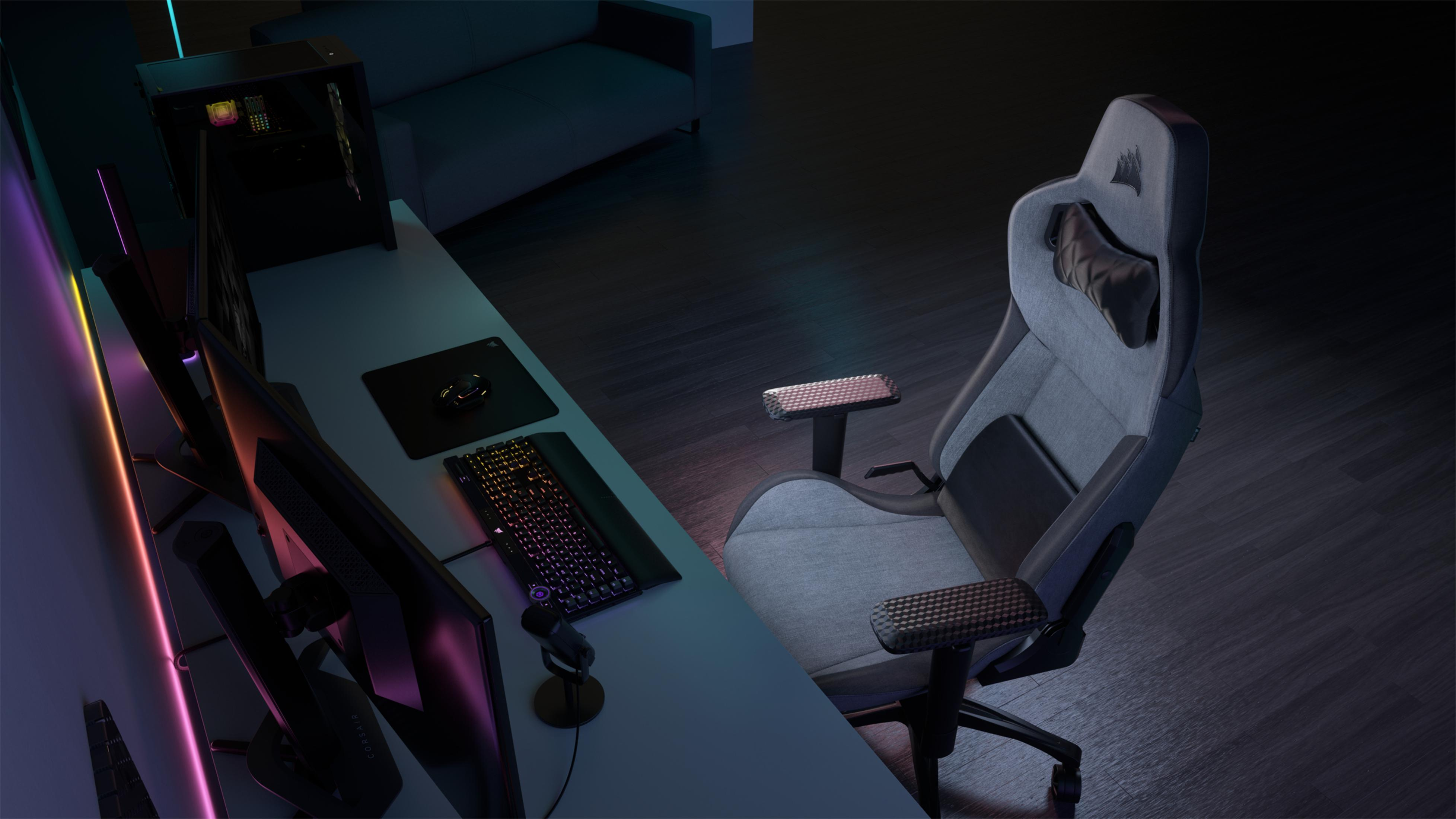 Gaming-Setup mit Gaming-Stuhl, mehreren Monitoren, PC, Tastatur und Mikrofon.