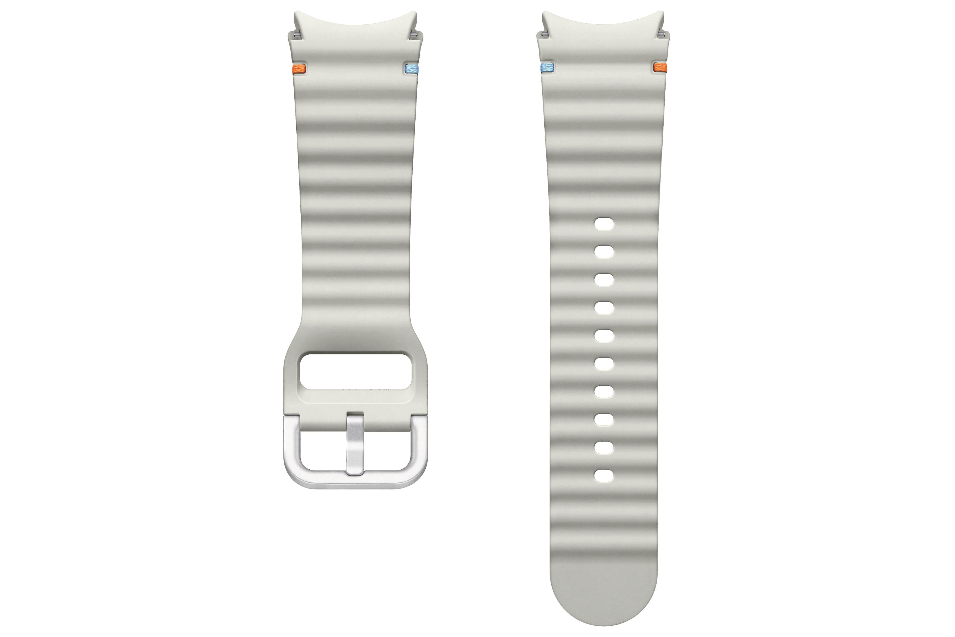 Dos correas de reloj gris claro con diseño acanalado, con una hebilla plateada.