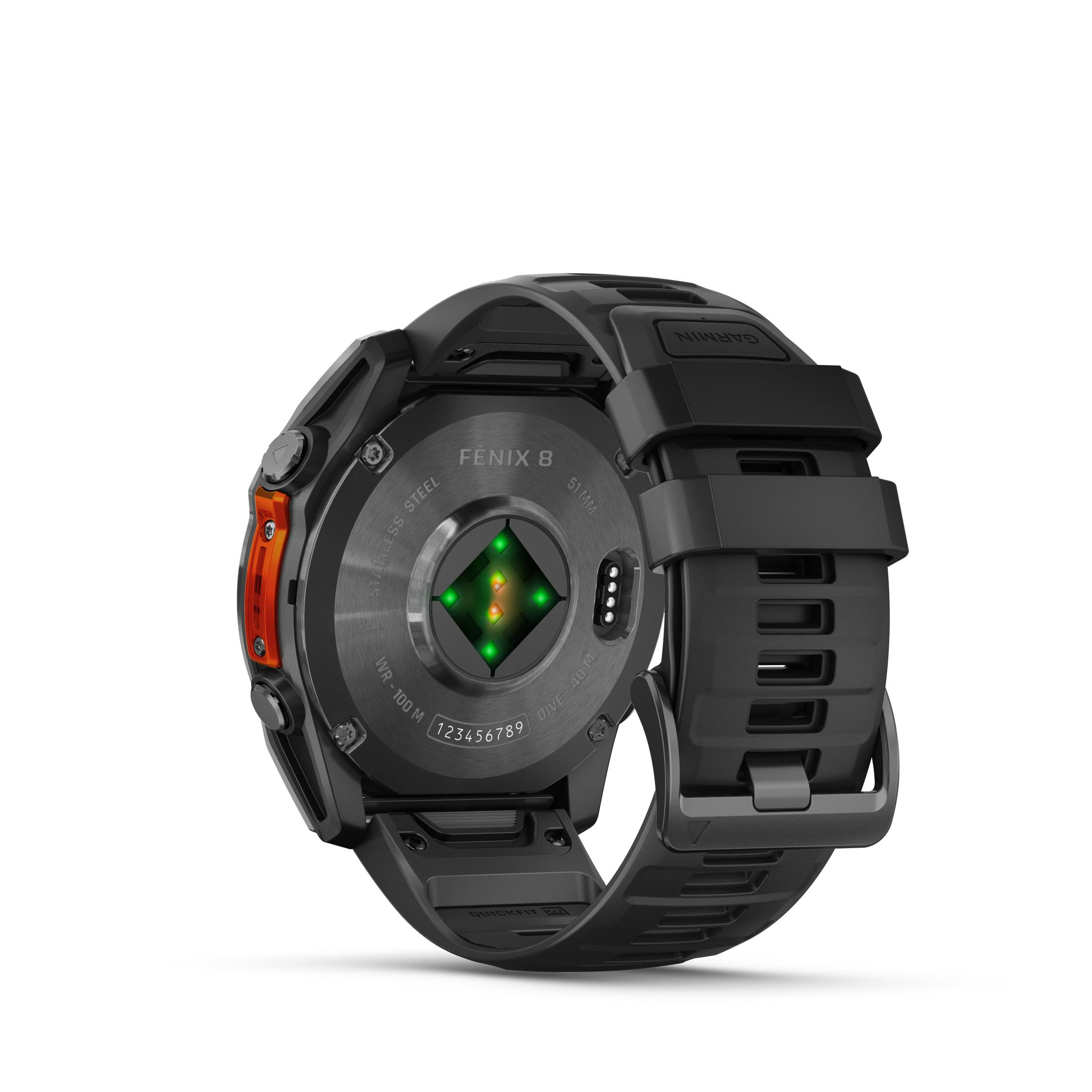 Reloj Garmin negro con detalles en naranja. Muestra la parte trasera con sensores y números de serie.