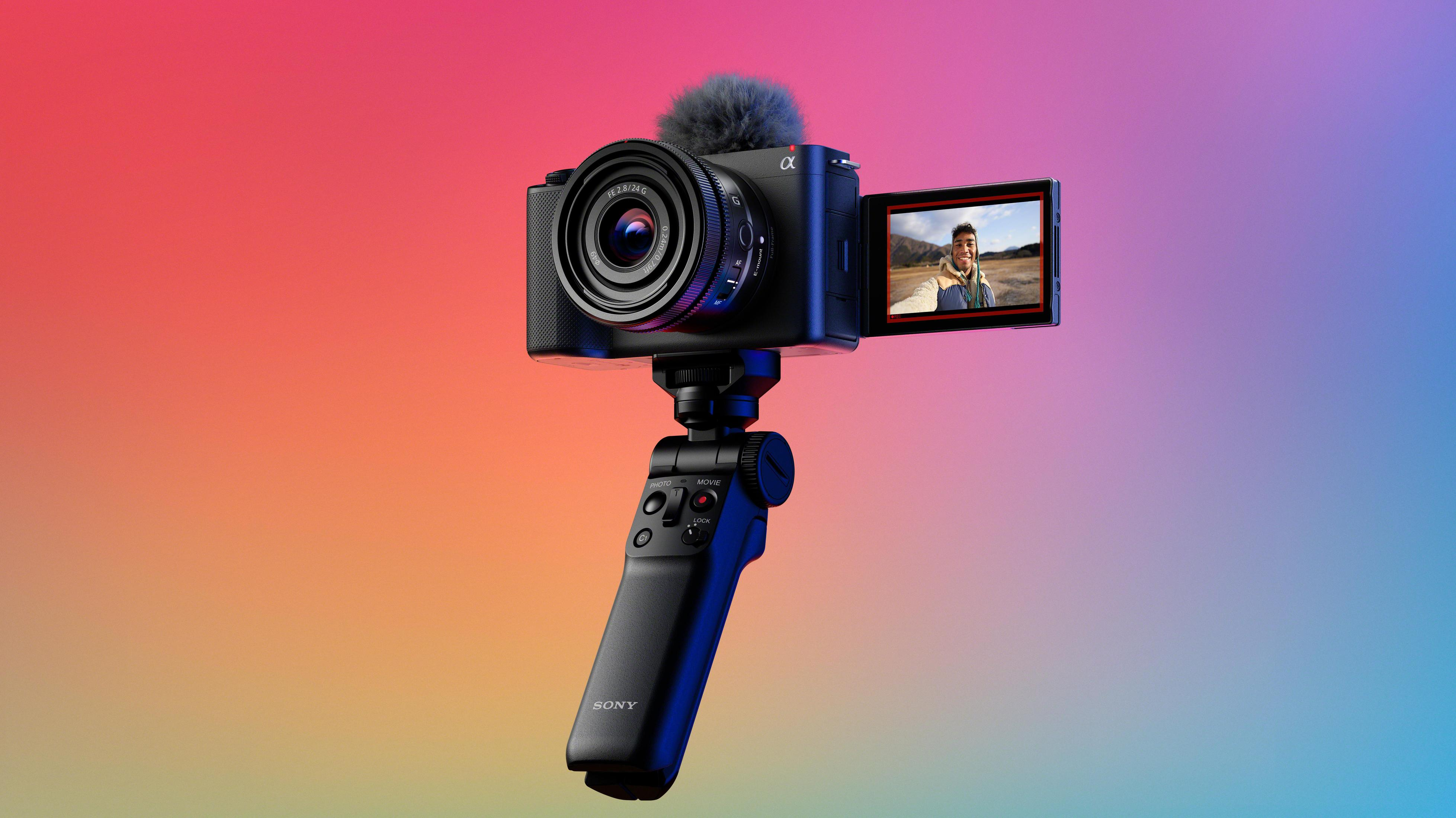 Zwarte camera op statief, scherm toont persoon.