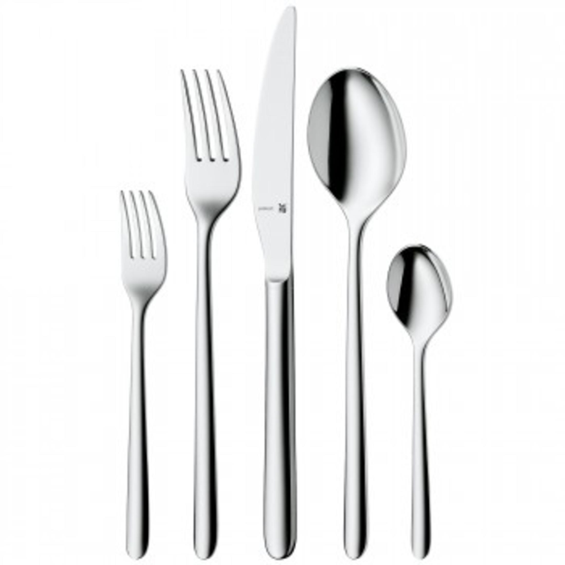 Ein Set aus fünf glänzenden Besteckteilen. Eine Gabel, ein Messer, zwei Löffel und weißer Hintergrund.