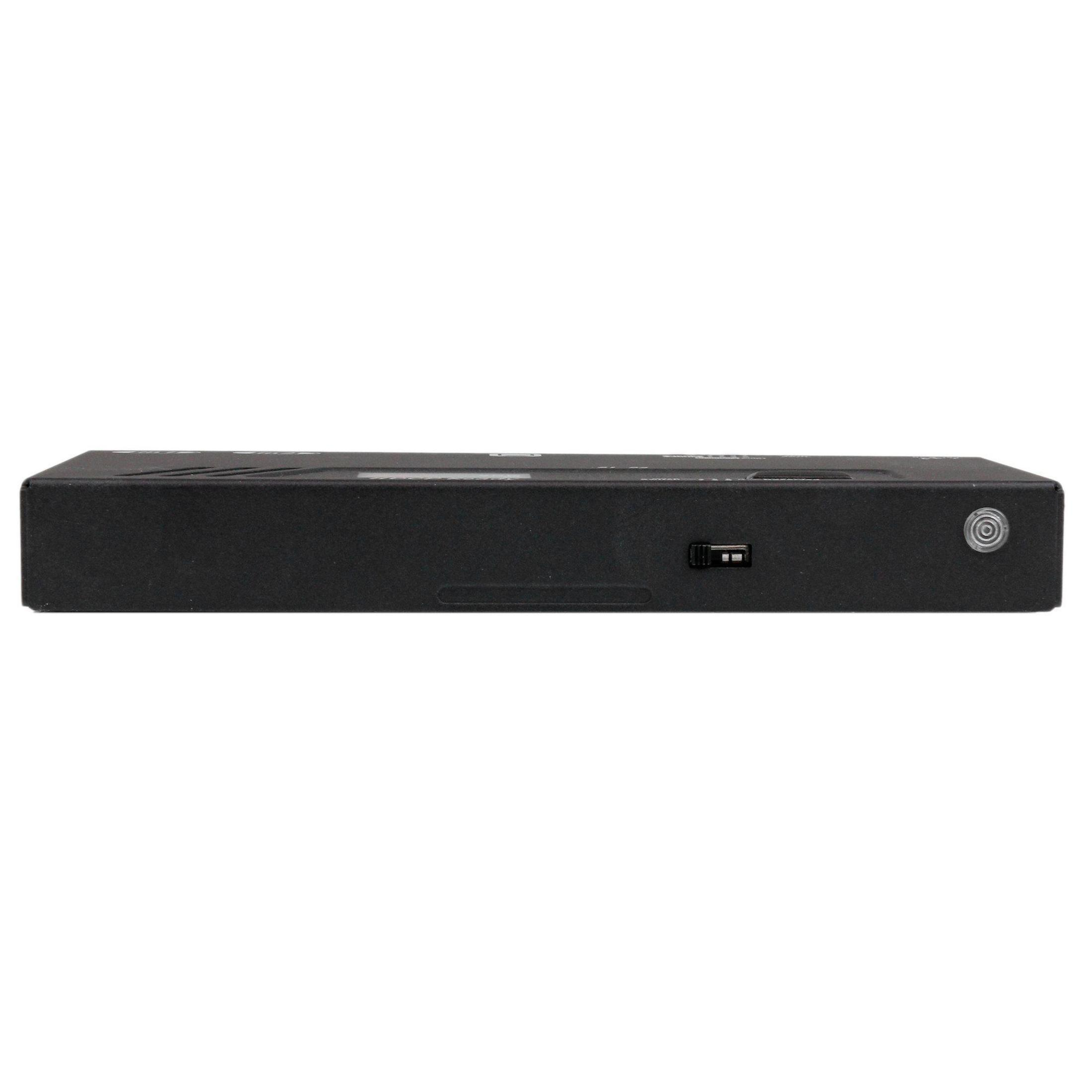 Dispositivo rectangular negro con puerto USB y puerto redondo pequeño.