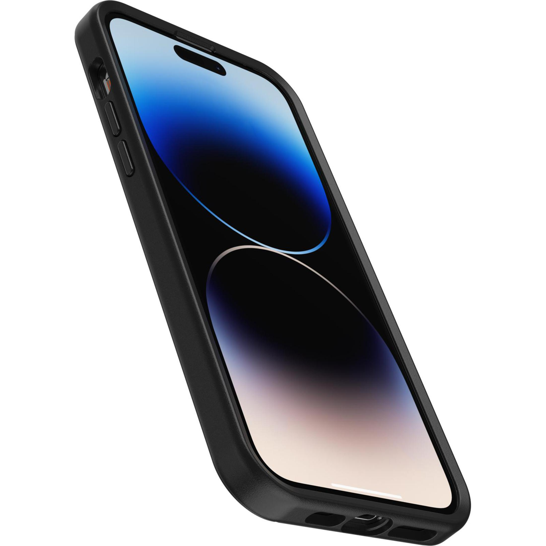 Een zwarte telefoon in een zwart hoesje, schuin naar de kijker.
