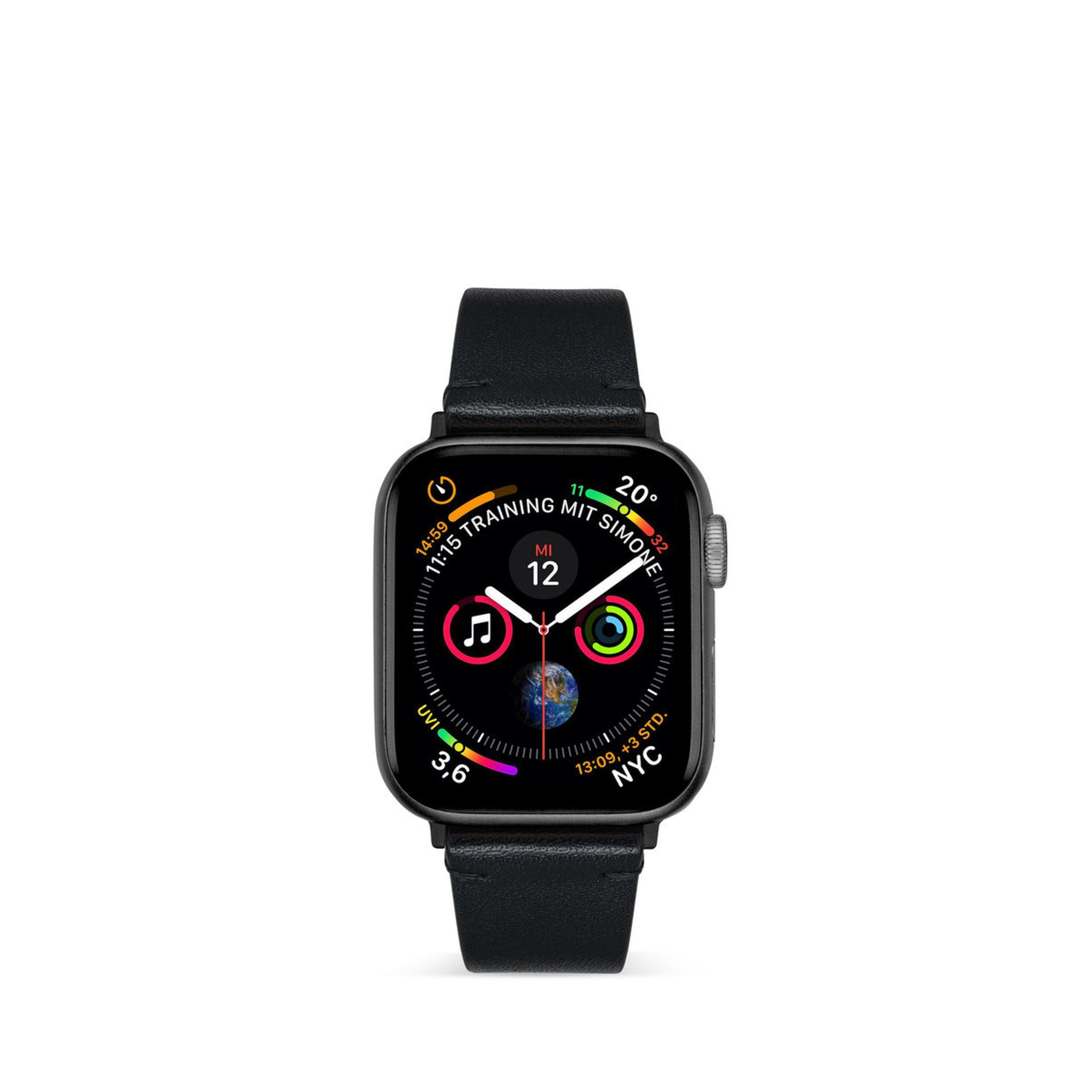 Schwarze Apple Watch mit schwarzem Armband. Die Uhr zeigt die Zeit und andere Metriken an.