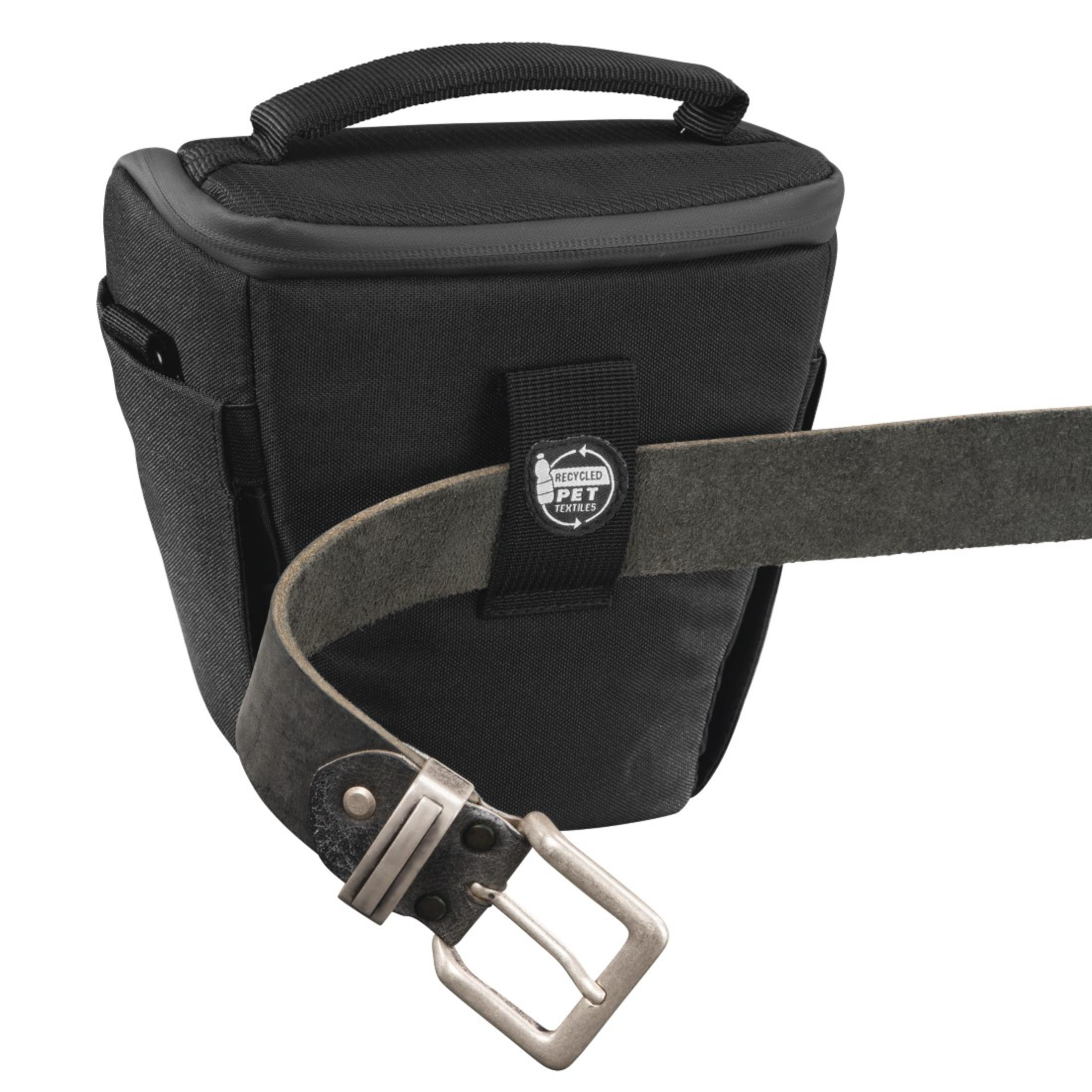 Schwarze Kameratasche an einem grauen Gürtel. Die Tasche hat einen Griff und ein 'Recycled PET Textiles'-Etikett.